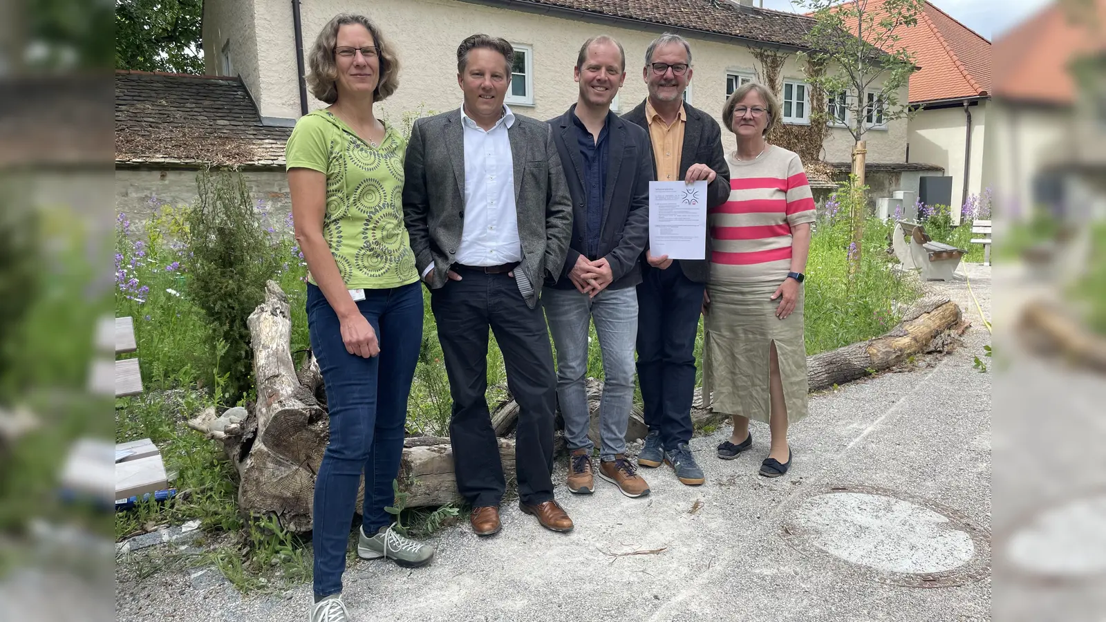Anke Ringel (BRK Kreisverband Weilheim-Schongau); Dominik Spring (AWO-Kreisverband Weilheim-Schongau), Tobias Bihlmaier (Brücke Oberland e.V.), Stefan Helm (Bezirksstelle München, Weilheim und Bad Tölz) und Claudia Hörbrand (Ökumenische Sozialstation Oberland gGmbH) nach der konstruierenden Sitzung im Mehrgenerationen Haus der Caritas (von links). (Foto: pr)