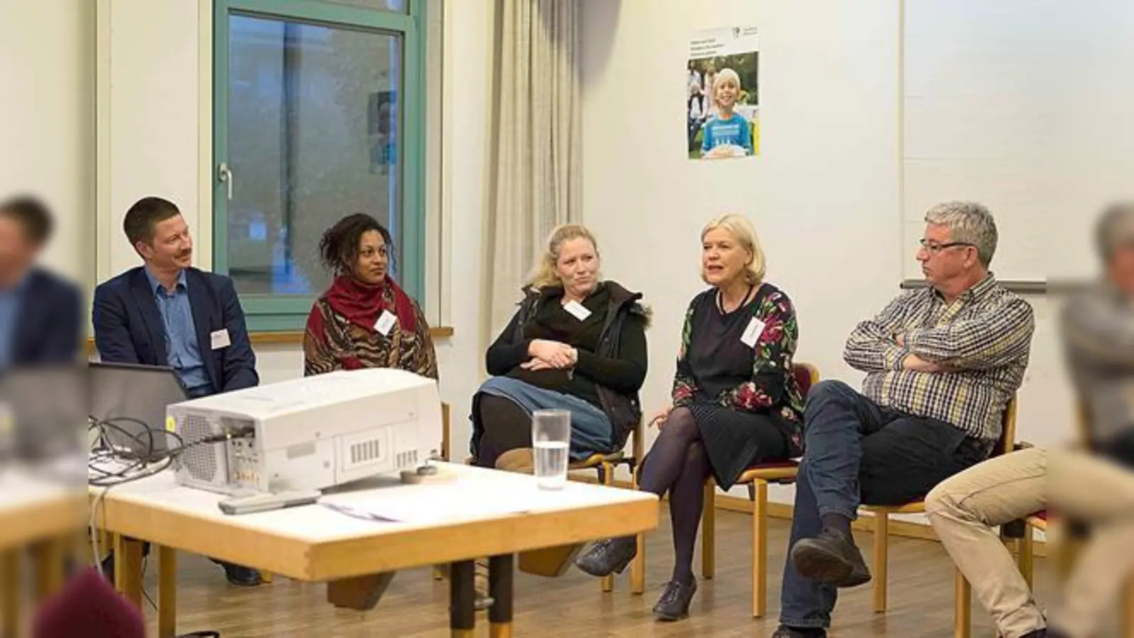 »Eltern auf Zeit« Tineke (2.v.r.) und Hans Dekker stellten sich  gemeinsam mit ihrer Tochter Marjoleine und ihrem ehemaligen Pflegekind Nadja (l.)  den Fragen der Interessierten.  	 (Foto: intervox / Nicki Weber)