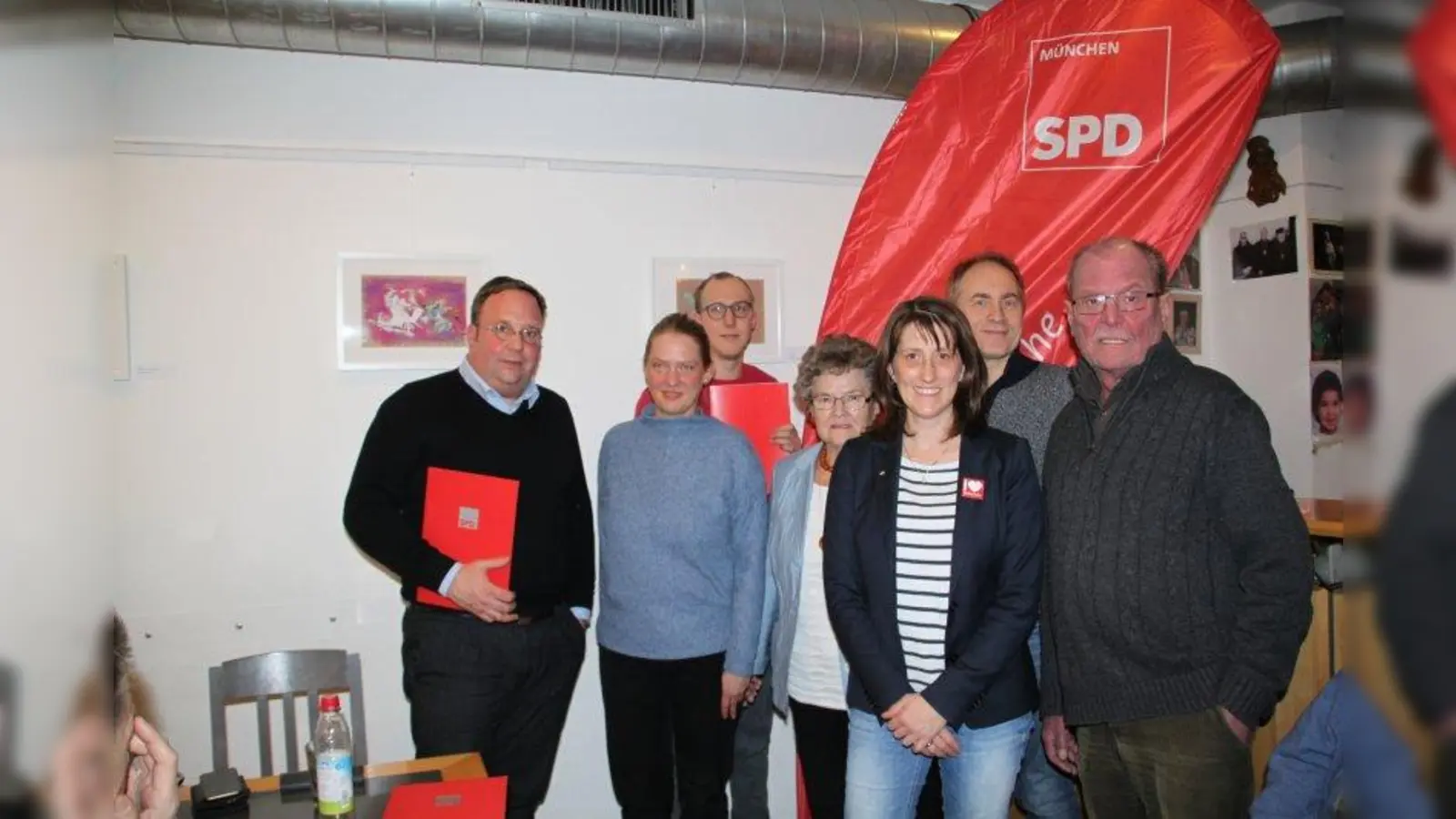 Die SPD Schwanthalerhöhe feierte ihre Ehrenmitglieder. Im Bild von links: Holger Henkel, Simone Burger, Simon Kahn-Ackermann, Inge Wimmer, Ulrike Boesser, Ortsvereinsvorsitzender Arno Laxy, Willy Mundigl (Fraktionssprecher der SPD im BA8). (Foto: Tanja Wolf)