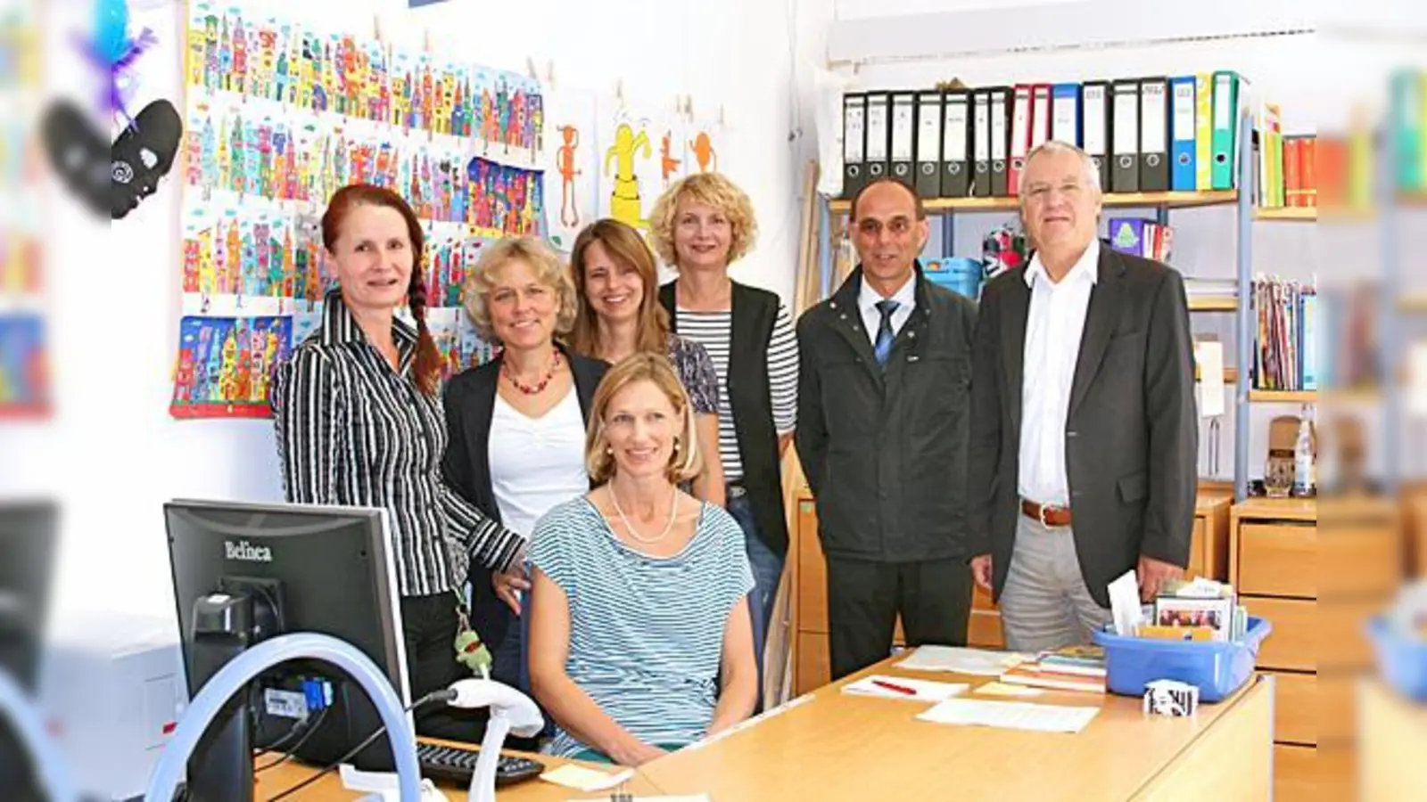 Brigitte Tohanean-Knall (l.), Stefanie Horten (2. v. l.) und Margit Napieralla (vorne) leiten nun die Ebersberger Stadtbücherei.	 (Foto: Stadt Ebersberg)