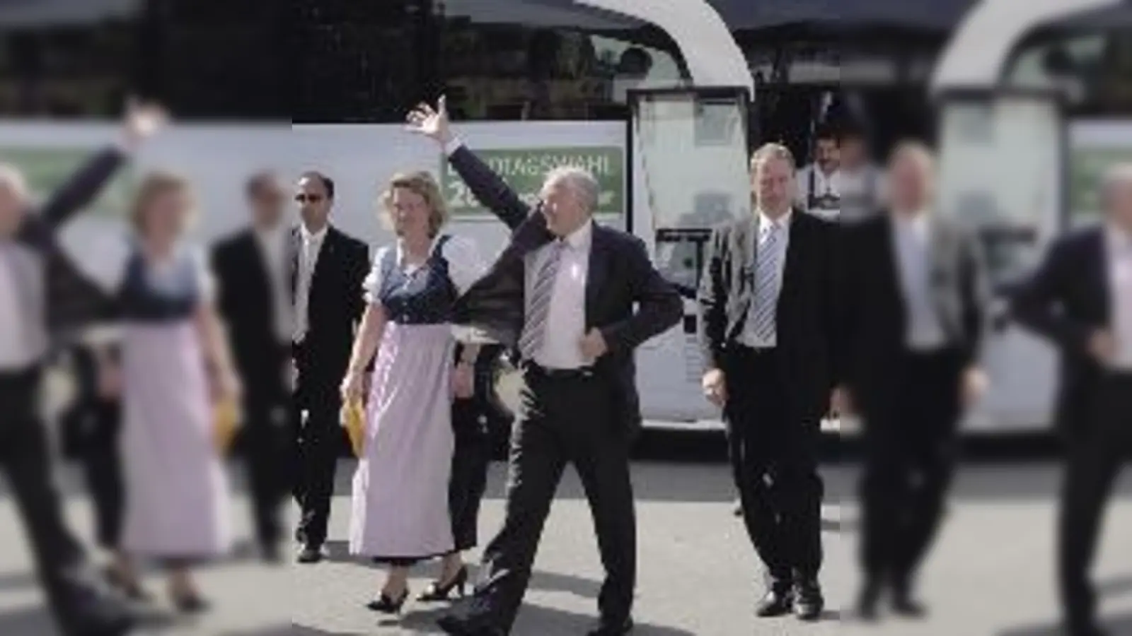 Besser gelaunt als bei seiner Rede vor den Gegnern der dritten Startbahn im Münchner Norden kam Günther Beckstein in Höhenkirchen an.  (Foto: A. Parsa)