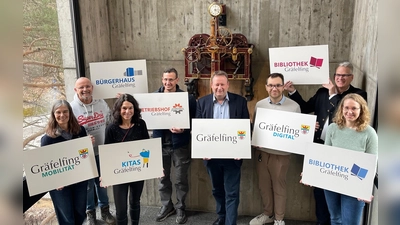 Wirkten am neuen Corporate Design mit: Theresia Degen, Bibliothek, Carsten Schmitz, Grafikdesign &amp; Werbeagentur, Florian Neuner, Sachgebietsleiter IT u. Digitalisierung, Peter Köstler, Erster Bürgermeister,<br>Christian Geier, Betriebshofleiter, Petra Hierl-Schmitz, Amtsleiterin Ordnungs- u. Sozialverwaltung, Jan Konarski, Leiter Bürgerhaus, Sabine Strack, Stabsstelle Öffentlichkeitsarbeit u. Wirtschaftsförderung (v. l.). (Foto: Birgit Dollg)