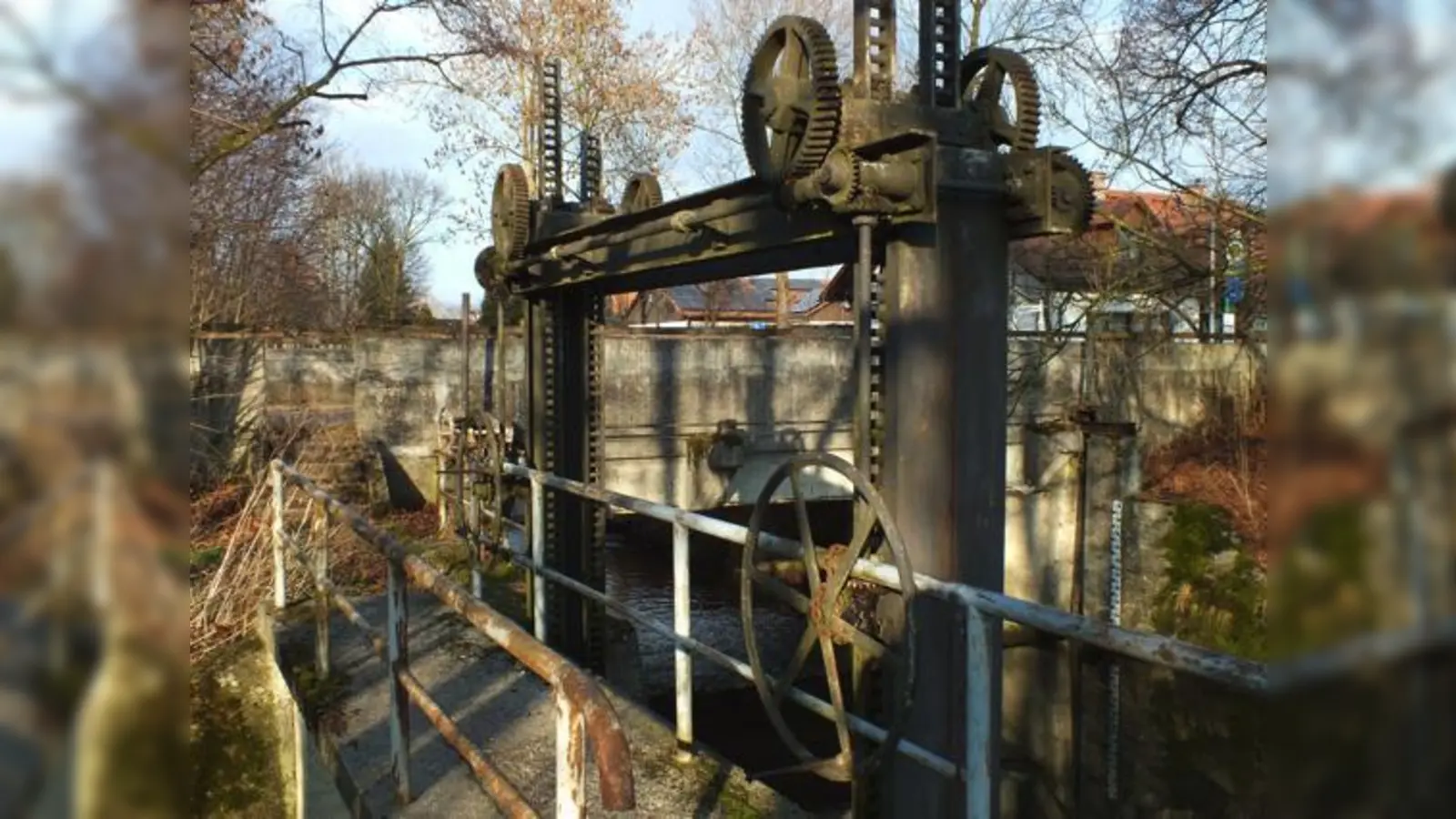 Eine museumsreife Wehranlage und eine Brücke, die ersetzt werden muss: Genau hier entzündet sich die Debatte um den Hochwasserschutz für Langenpreising.	 (Foto: kw)