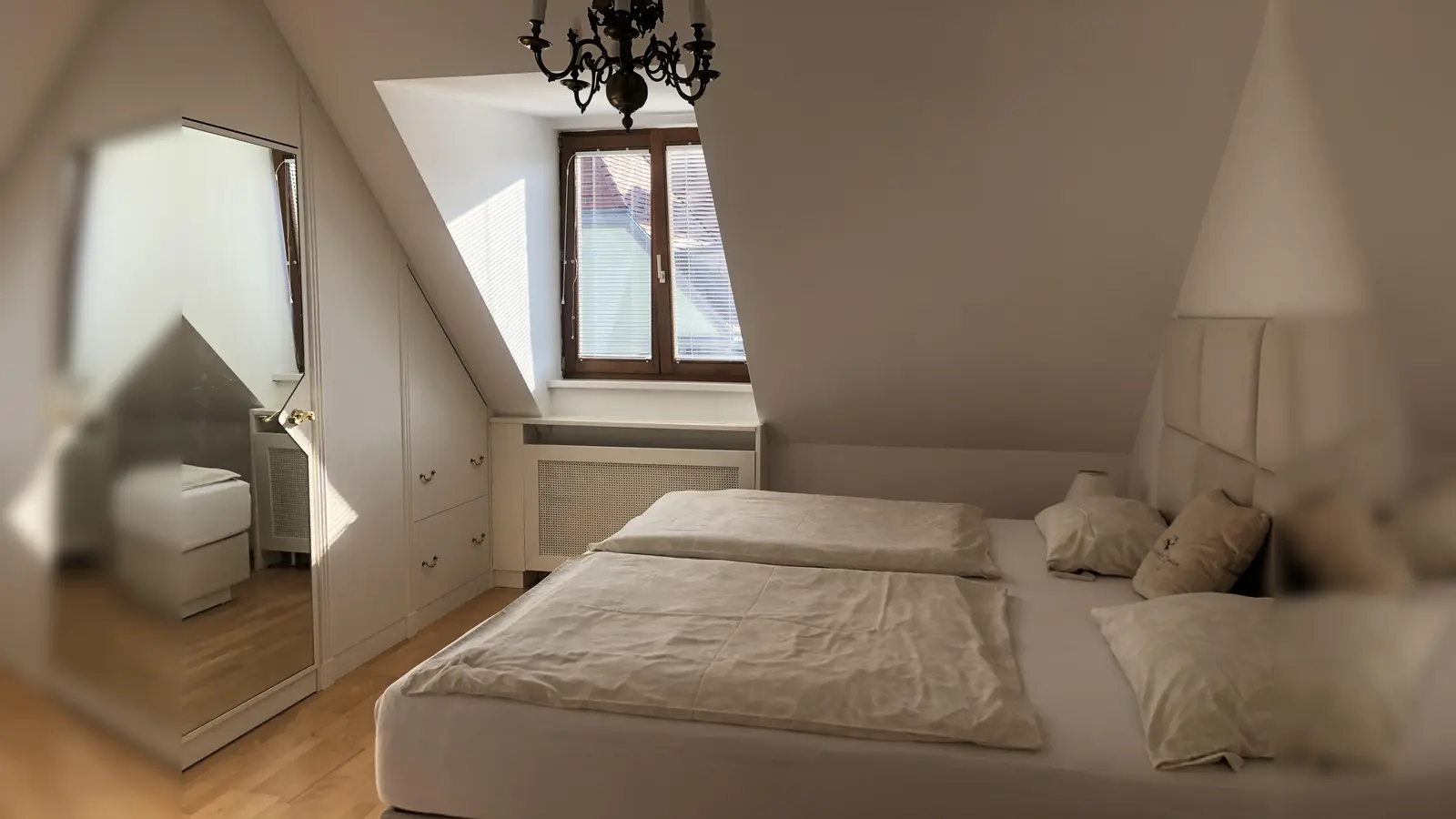 Bei uns und in der heutigen Zeit kommen sie ja eher schlicht daher, die Betten. In der Residenz wird man mit Sicherheit bei weitem pompösere Schlaf-Möbel zu Gesicht bekommen! (Foto: hw)