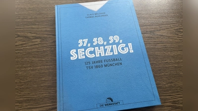 Druckfrisch: Der Jubiläumsband über den TSV 1860 München ist ein Muss für jeden Fan. (Foto: Anne Wild)
