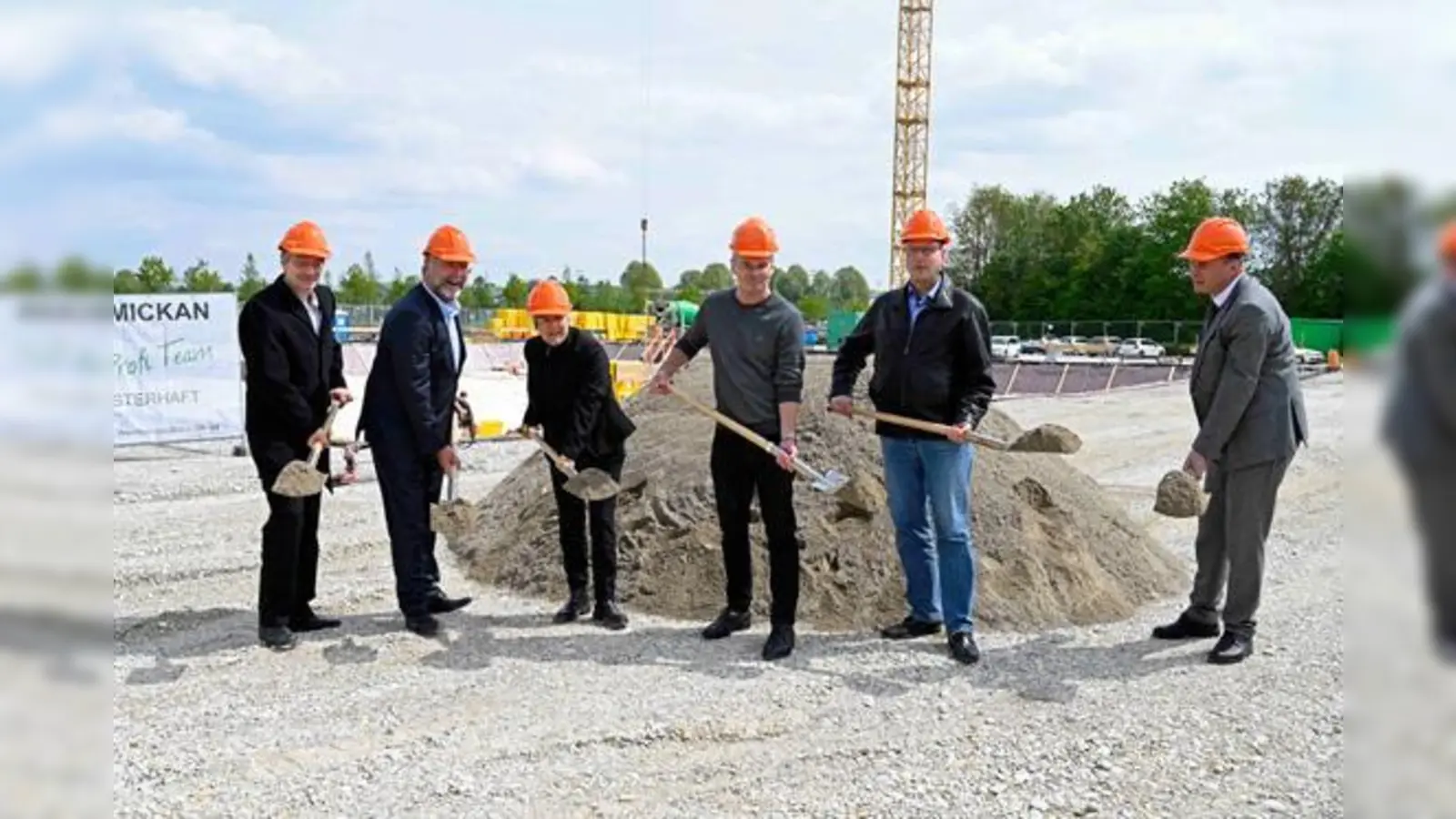 V. l.: Architekt David Reichert, Bürgermeister Alexander Greulich, Bauamtsleiterin Waltraud Fischer, TSV-Vorstand Stephan Schäffler, Architekt Heiko Wilhelm und Projektsteuerer Christian Brinkmeier beim Spatenstich.  (Foto: Gemeinde Ismaning)