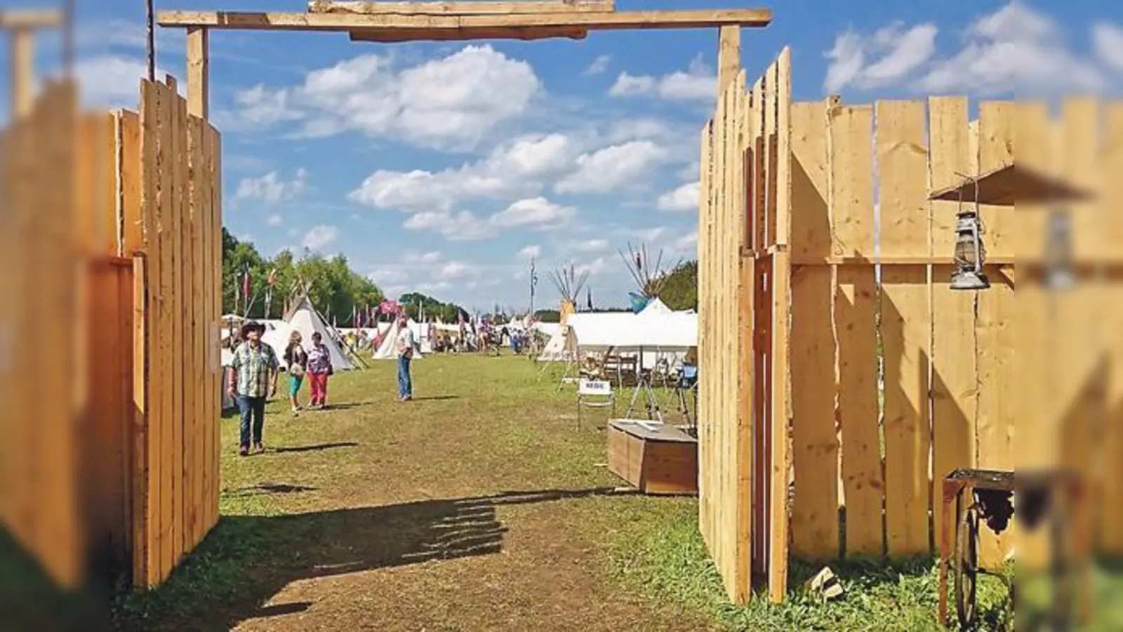 Hereinspaziert: Auf dem Hausler-Hof wartet ein authentisches Trapper- und Indianerlager.	 (Fotos: VA)
