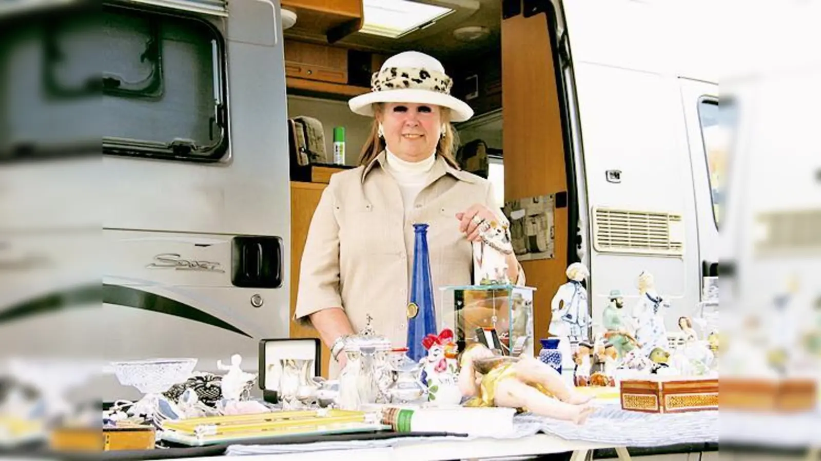 Flohmarkt-Standbetreiber tun mit ihrem Stand am Hanns-Seidel-Platz Gutes. (Foto: aha)