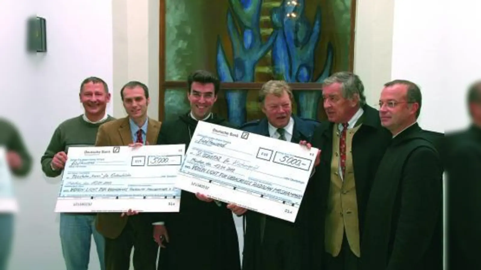 Scheckübergabe (v.l.): Anton Auer (Leiter Teestube Komm), Gordon Bürk (Geschäftsführer Evangelisches Hilfswerk), Dr. Johannes Eckert (Abt des Klosters St. Bonifaz), Florian Besold (Rechtsanwalt, Vorsitzender der  Moshammer-Stiftung „Ein Licht für alle”) Prof. Dr. Georg Chaussy (Vorstandsmitglied der Stiftung)  und Emmanuel Rotter (Frater Prior des Klosters St. Bonifaz). (Foto: Innere Mission München)