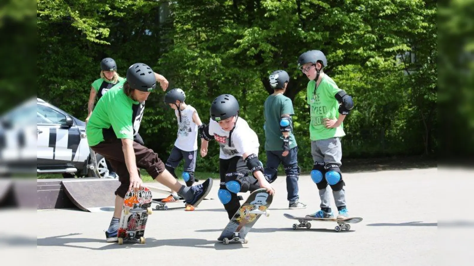 Um Verletzungen zu vermeiden ist die richtige Vorbereitung das A und O. Deshalb ist Dehnen beim Skate- und Longboardfahren Pflicht, denn der nächste Sturz kommt bestimmt. (Foto: Arno v. Buxhoeveden)