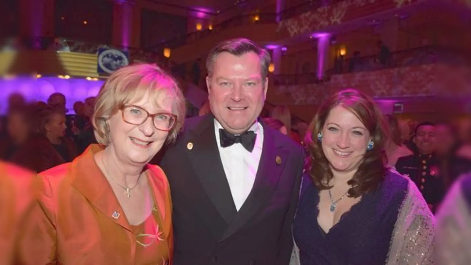 Gemeinsam für die gute Sache: DAFC-Präsidentin Ulrike Kellner (li.), Bürgermeister Josef Schmid und US-Generalkonsulin Jennifer D. Gavito.	 (Foto: Mike Gallus)
