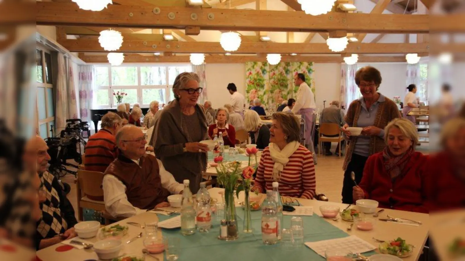 Hannelore Louis-Schmitz und Dietlind Freyer-Zacherl (stehend von links) initiierten den Mittagsstammtisch in „Maria Eich” und griffen damit das Angebot des Hauses auf, ein Mittagessen für Gäste „von außen” bereitzuhalten. Gemeinderätin Erika Haider (rechts) war eine der Teilnehmerinnen und meinte begeistert: „Ausgesprochen lecker!“ (Foto: us)
