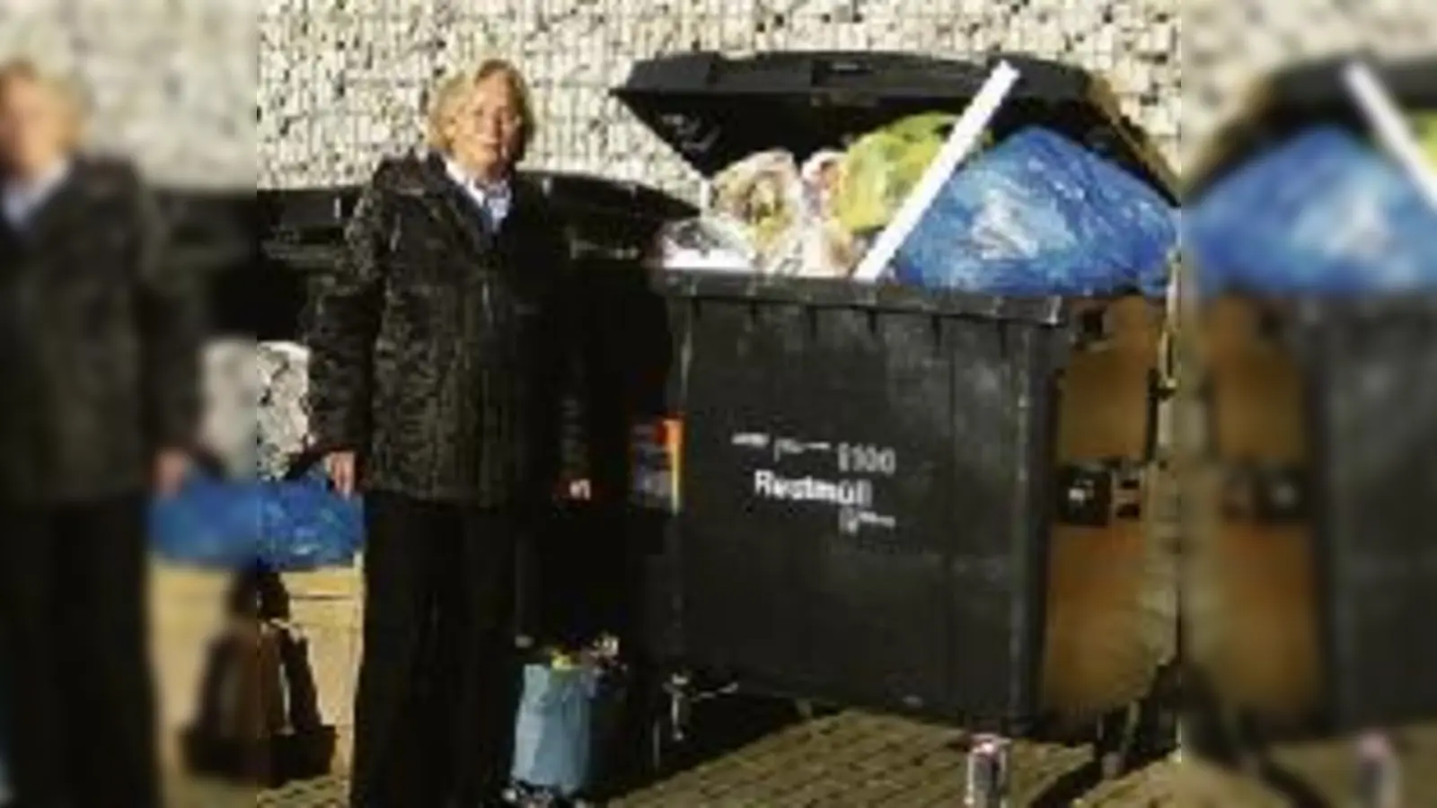 Endlich ist aufgeräumt, freut sich CSU-Stadträtin Gisela Oberloher: Mülltonnen sind beim »KomPro«-Haus aufgestellt, vor den Fenstern hängen Gardinen.  (F.: ras)