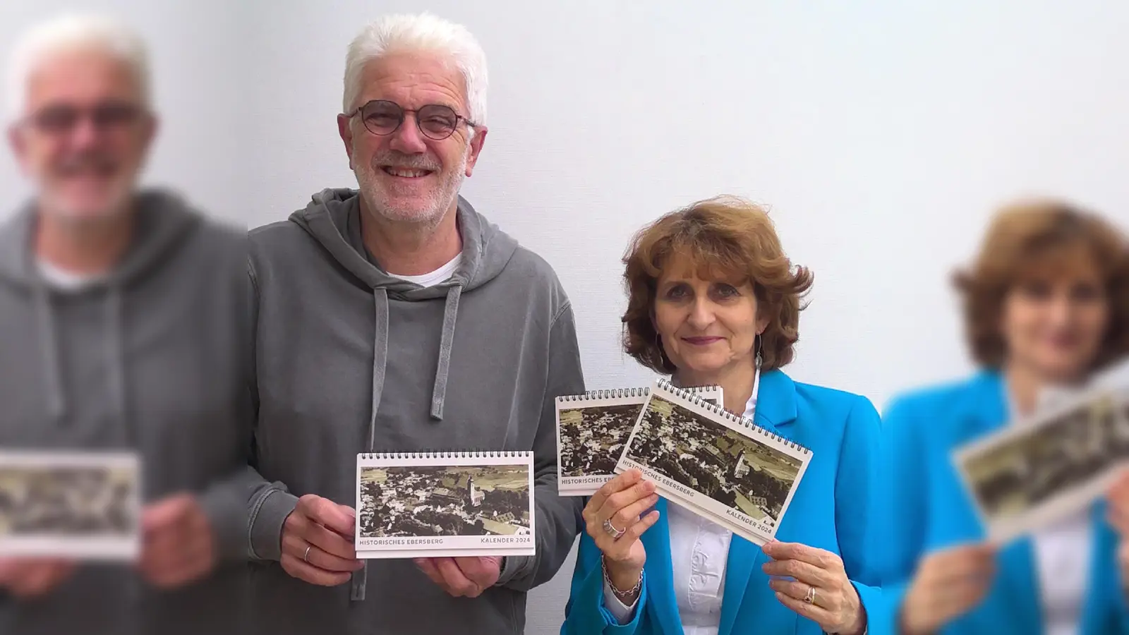 Die stellv. Vorsitzende von PRO, Dr. Claudia Pfrang und Reinhold Weise präsentieren den neuen, historischen Kalender. (Foto: PRO Ebersberg)