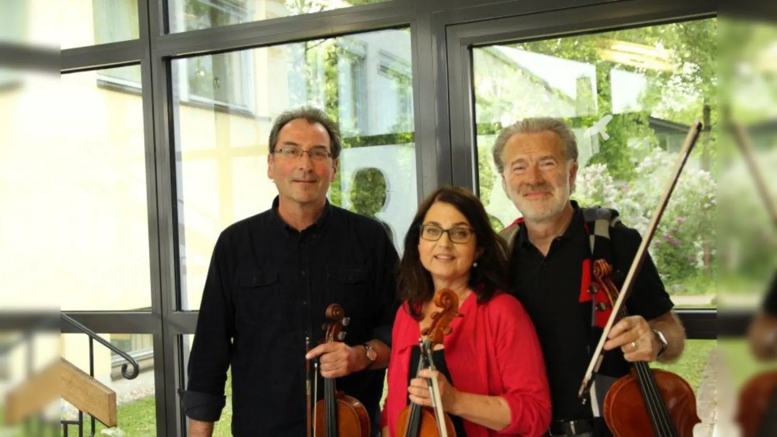 Die Gründer des Streichorchesters und seit 40 Jahren begeisterte Orchestermusiker: Thomas Lauer sowie Johanna und Christian Marek (v.l.) (Foto: us)