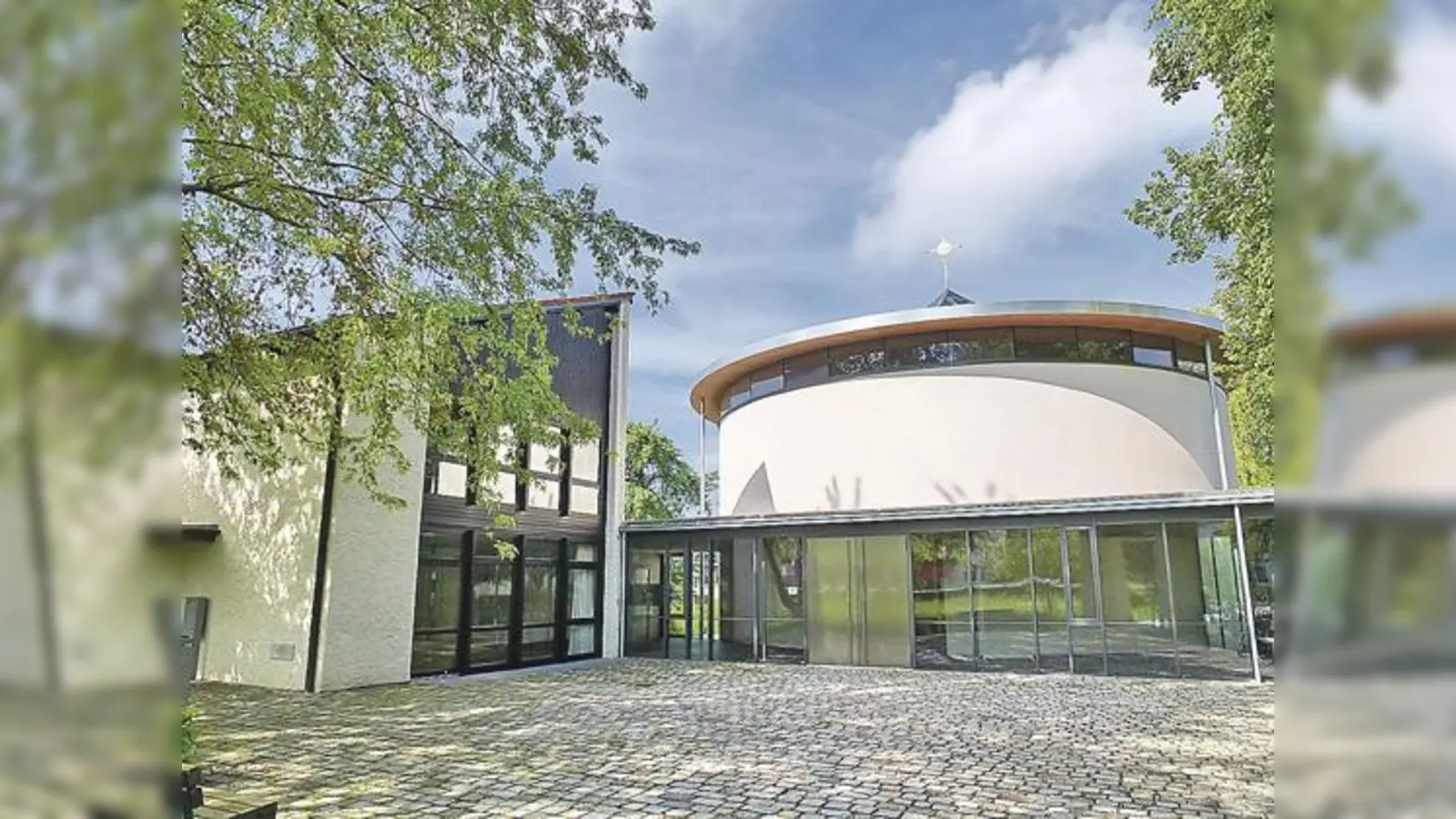 Zentrum des evangelischen Lebens in Ismaning ist die 2009 eingeweihte Gabrielkirche.	 (Foto: Bayreuth2009, CC BY 3.0)