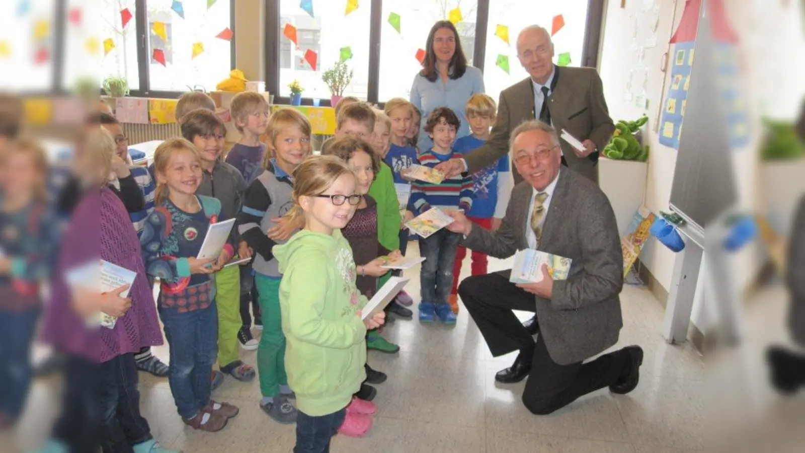 Die Rotarier München-Martinsried übergaben den Schülern in Anwesenheit von Lehrerin Verena Knoll und Schulleiter Franz Mitterer die Bücher. (Foto: Sch)
