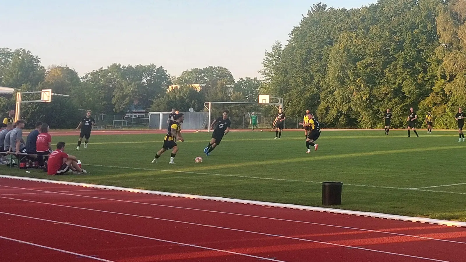 In Moosburg gab es keine Pokalüberraschung: Gastgeber SGT Istanbul Moosburg (gelb) unterlag dem BC Attaching (schwarz) klar mit 1:4. (Foto: bas)