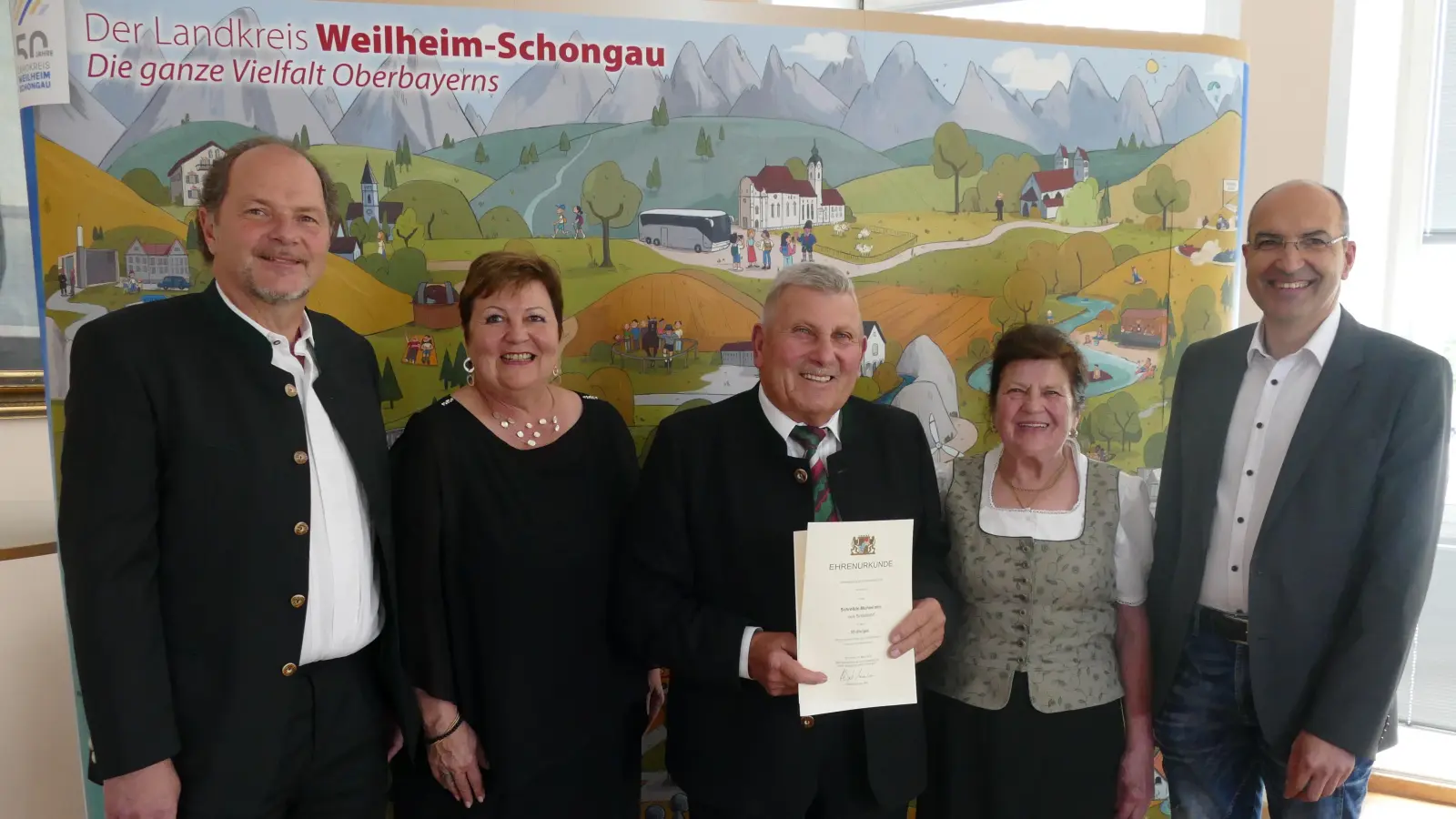 Ehrung für die Verdienste als 50 Jahre Feldgeschworener (von links): Andreas Obermaier (Bürgermeister Sindelsdorf), Landrätin Andrea Jochner-Weiß, Michael Schröfele sen., Anne Schröfele und Martin Speer (Vermessungsamt). (Foto: Landratsamt)