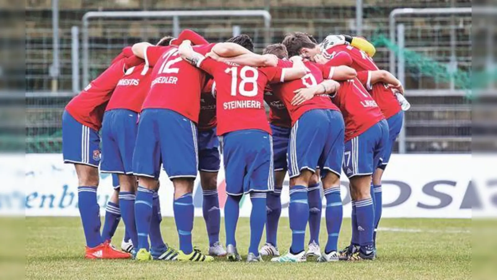 Die Hachinger ließen sich von dem vergebenen Strafstoß nicht verunsichern und zeigten auf dem Platz großen Zusammenhalt.	 (Foto: Christian Riedel)