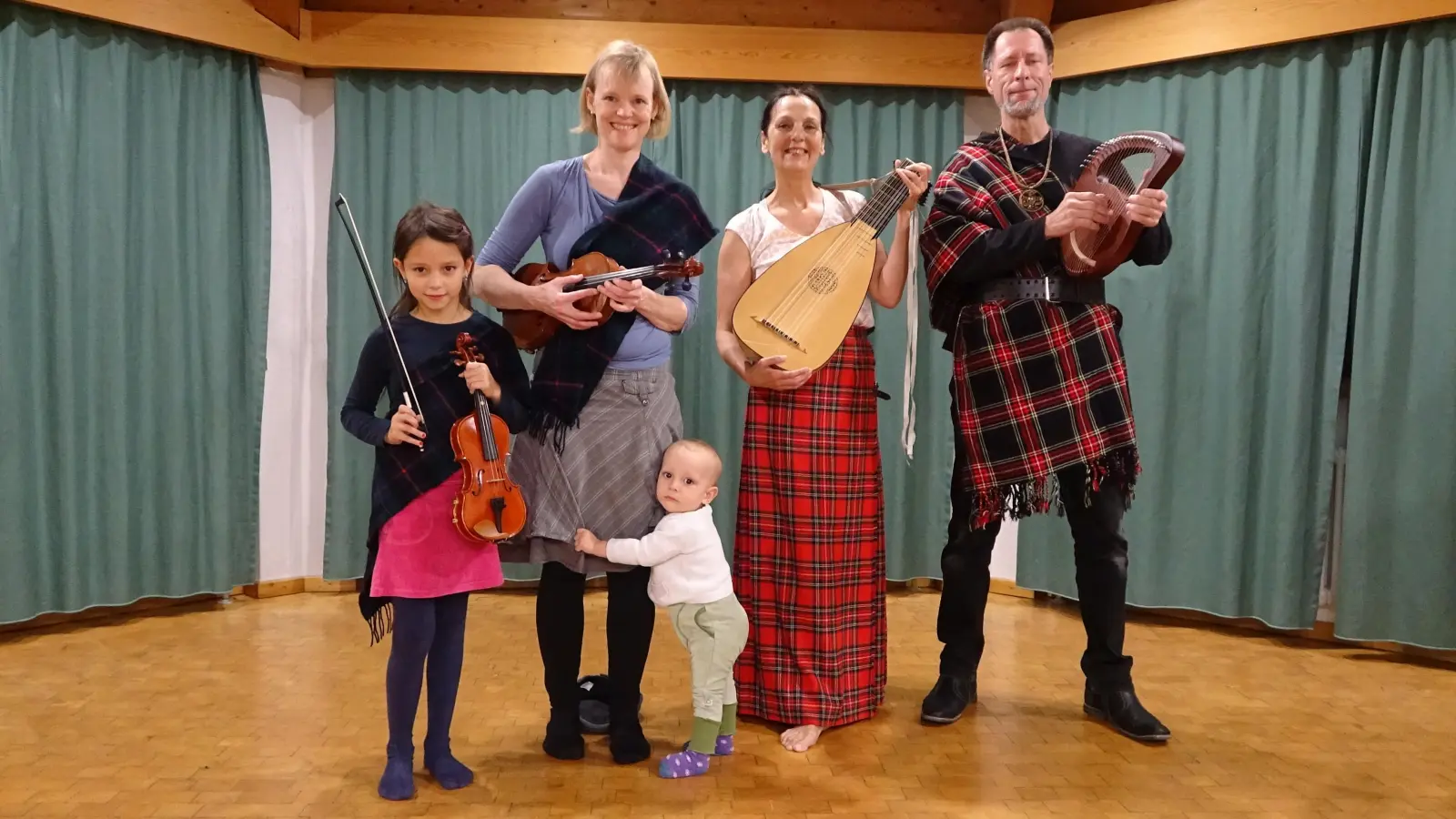 Einige der Musiker von Ceoltori, die bei der Perlacher Variante von „Lessons and Carols“ aufspielen werden.“ (Foto: Melanie Poster-Hartmann)