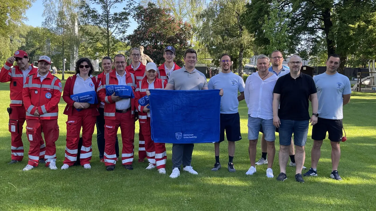 Bürgermeister Korbinian Rausch eröffnet gemeinsam mit dem Freibadteam die Saison 2026. (Foto: hw)