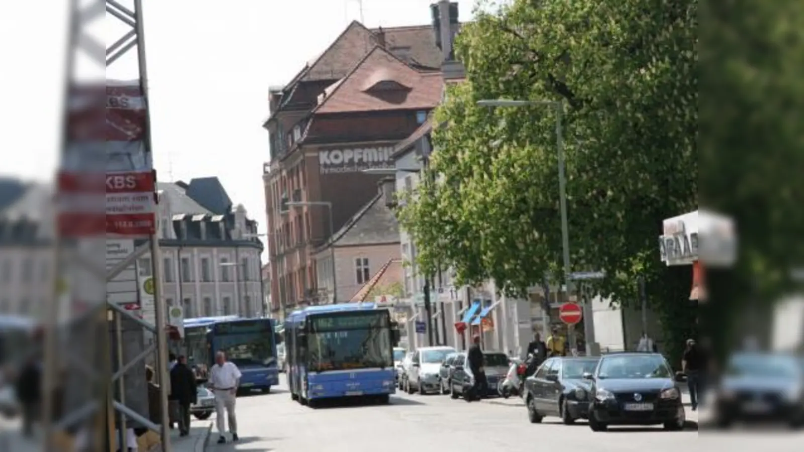 So kennen die Pasinger ihre Gleichmannstraße: Als Busparadies und Parkbereich. In Zukunft soll hier eine Fußgängerzone sein, in der die Busse aber weiterhin rollen dürfen. (Foto: US)