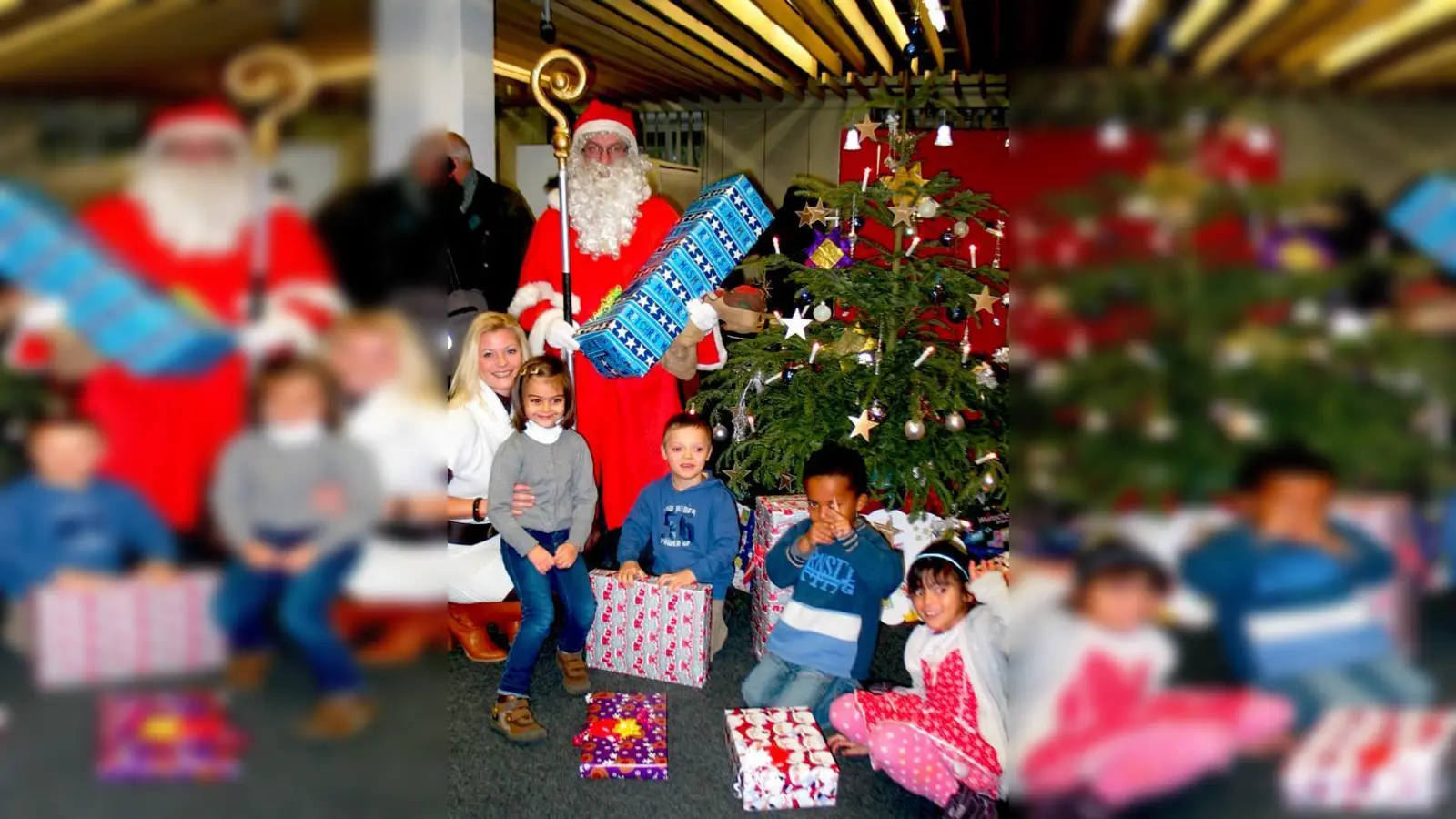 Die Kinder der Kinderarche mit Filialleiterin Janine Au und dem Weihnachtsmann.	 (Foto: aha)