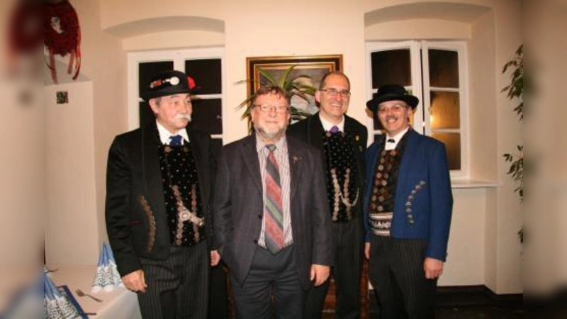 Die Organisatoren und Gestalter des Festabends freuten sich über den großen Zuspruch der Gedenkveranstaltung in der Obermenzinger Bevölkerung. Von links Adolf Thurner, Pfarrer Klaus Günter Stahlschmidt, Frieder Vogelsgesang und Hans Menzinger. (Foto: US)