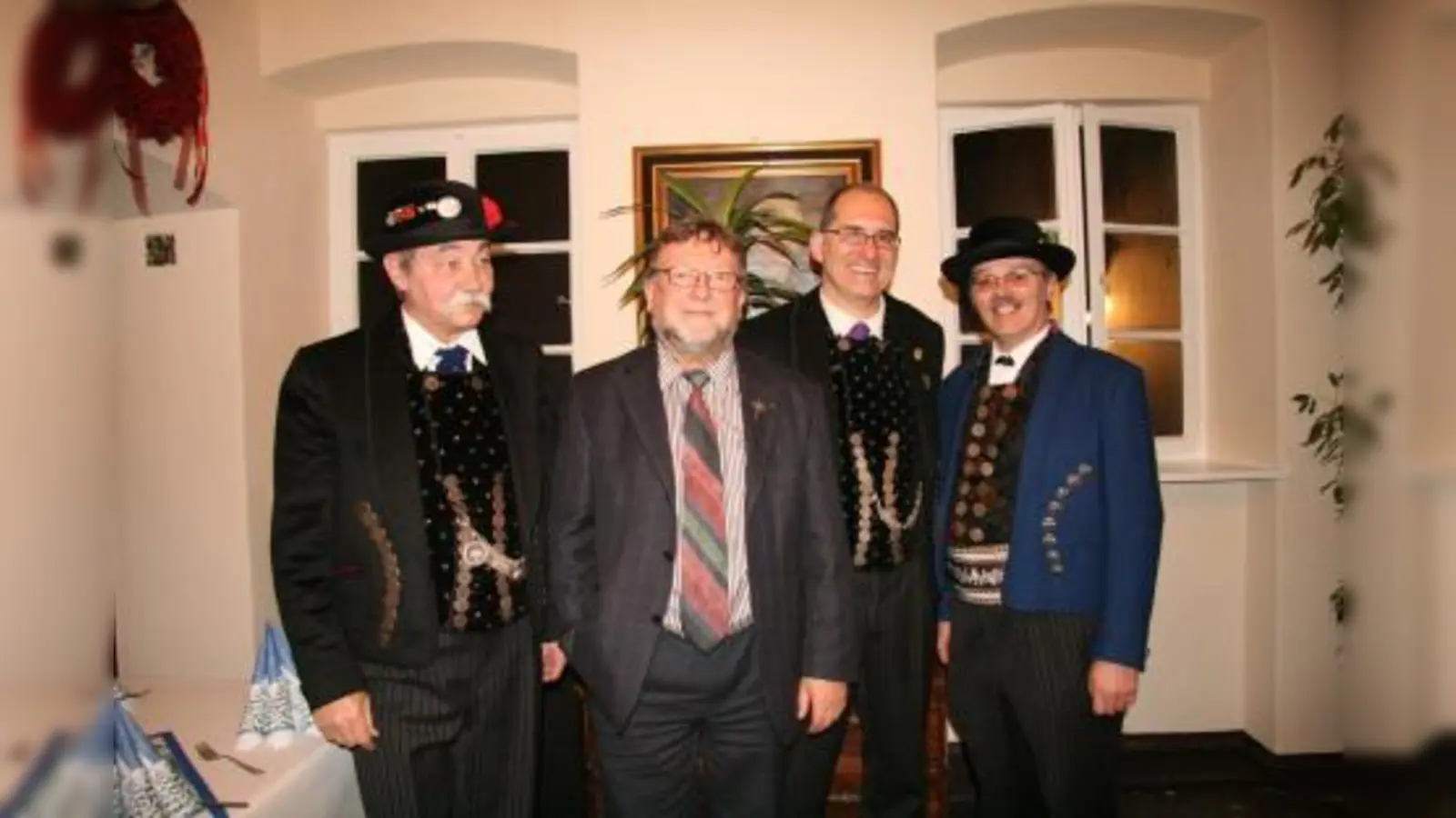 Die Organisatoren und Gestalter des Festabends freuten sich über den großen Zuspruch der Gedenkveranstaltung in der Obermenzinger Bevölkerung. Von links Adolf Thurner, Pfarrer Klaus Günter Stahlschmidt, Frieder Vogelsgesang und Hans Menzinger. (Foto: US)