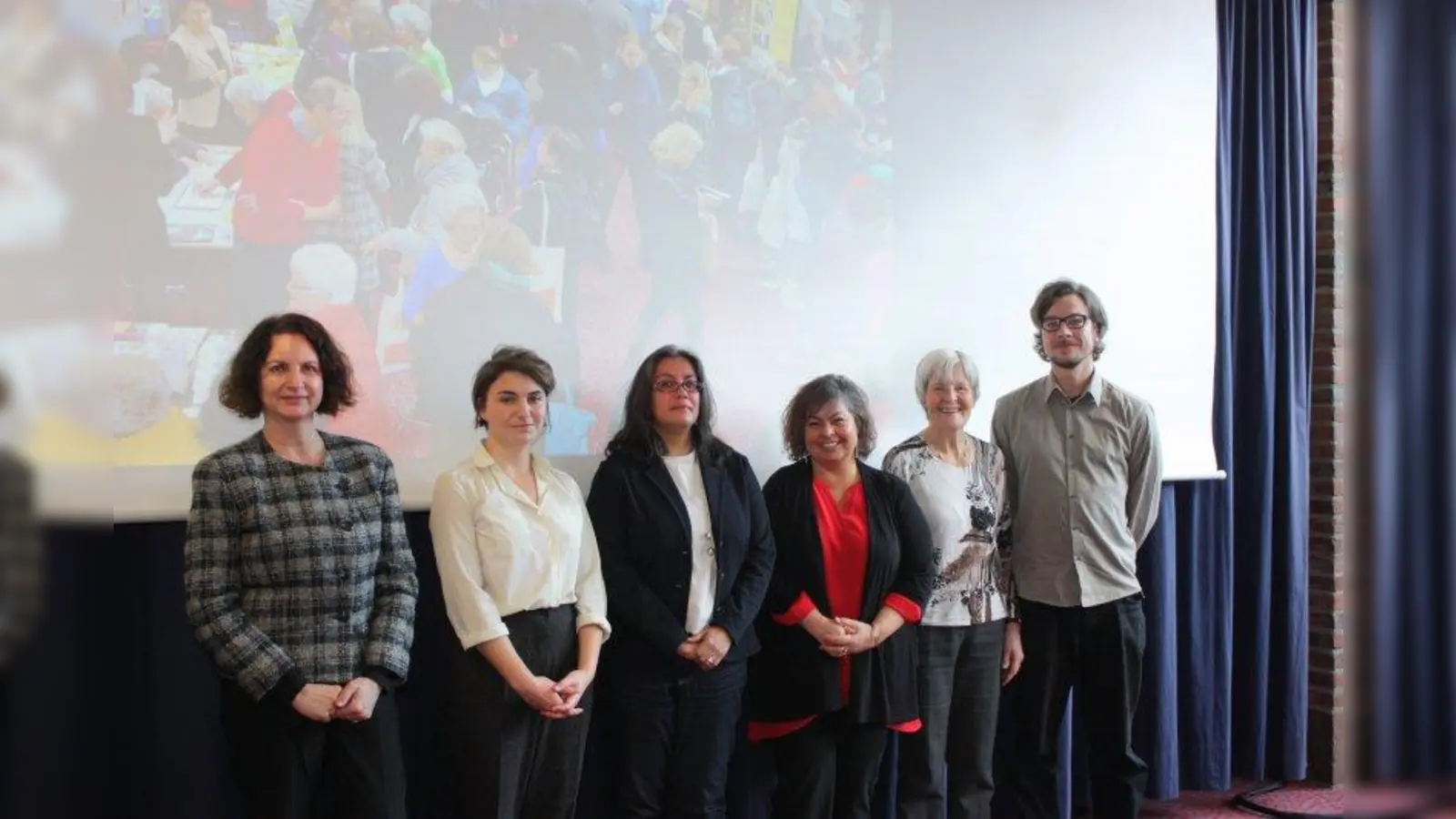 Sie freuen sich auf die Messe (von links): Gerlinde Wouters (Leiterin des FöBE-Projektbüros), Clara Holzheimer (Ehrenamtskoordinatorin Guardini90) Sara Beltrán-Tercero (Freiwillige im Dialogcafé), Sandra E. Bauer (FöBE), Antje Grützmacher (Freiwillige im QuiddeZentrum) und Florian Mayr (Ehrenamtskoordinator QuiddeZentrum). (Foto: ks)