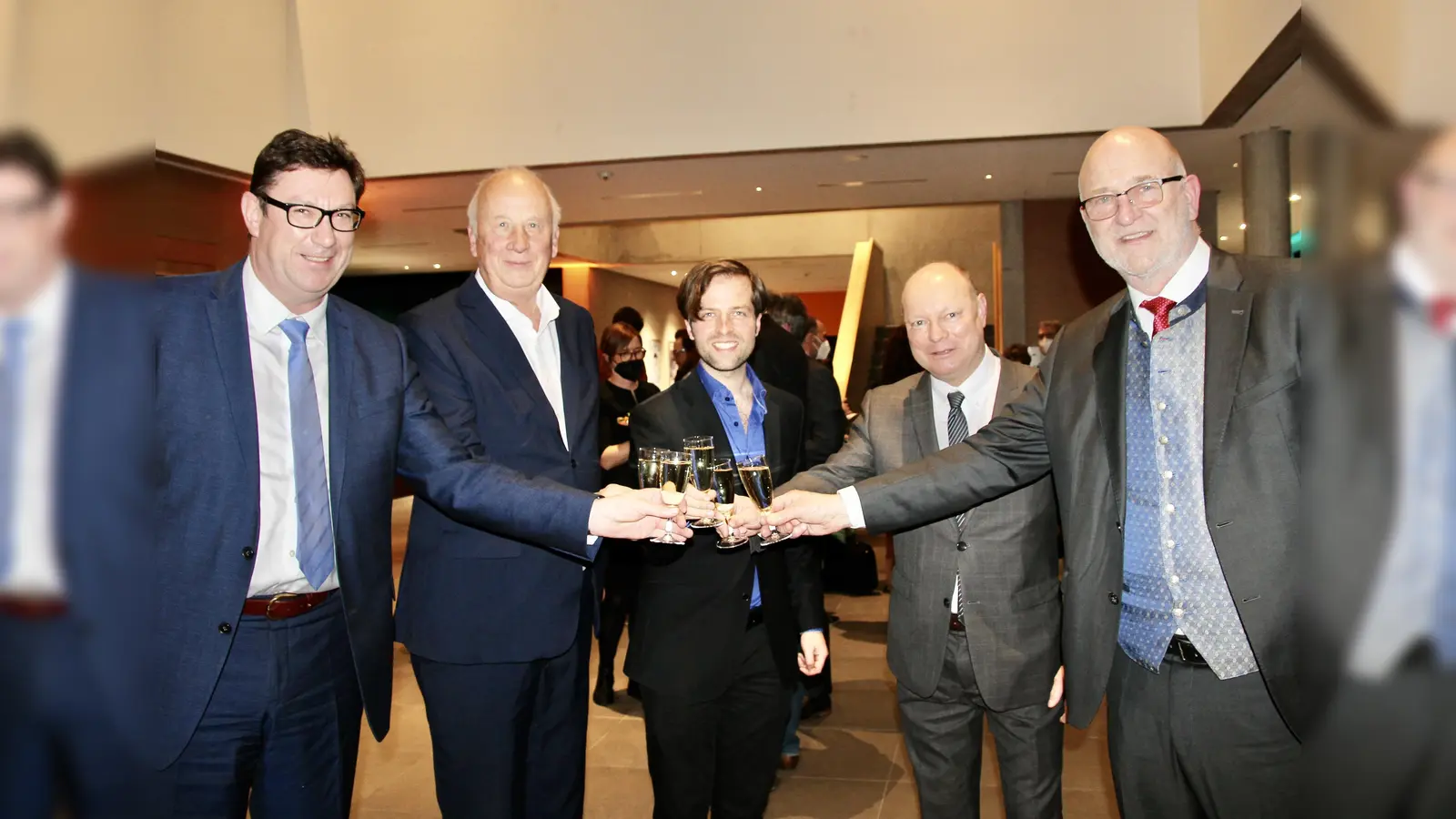 Die Festveranstaltung zum 50jährigen Jubiläum der Musikschule Planegg-Krailling ist der Auftakt einiger Veranstaltungen im Laufe der nächsten Monate. Landrat aus Erding Martin Bayerstorfer, Landratvertreter des Landkreises München Christoph Nadler, Musikschulleiter Fabian Bögelsack sowie die Bürgermeister aus Planegg Hermann Nafziger und aus Krailling Rudolph Haux (v.l.) beim Fest. (Foto: us)