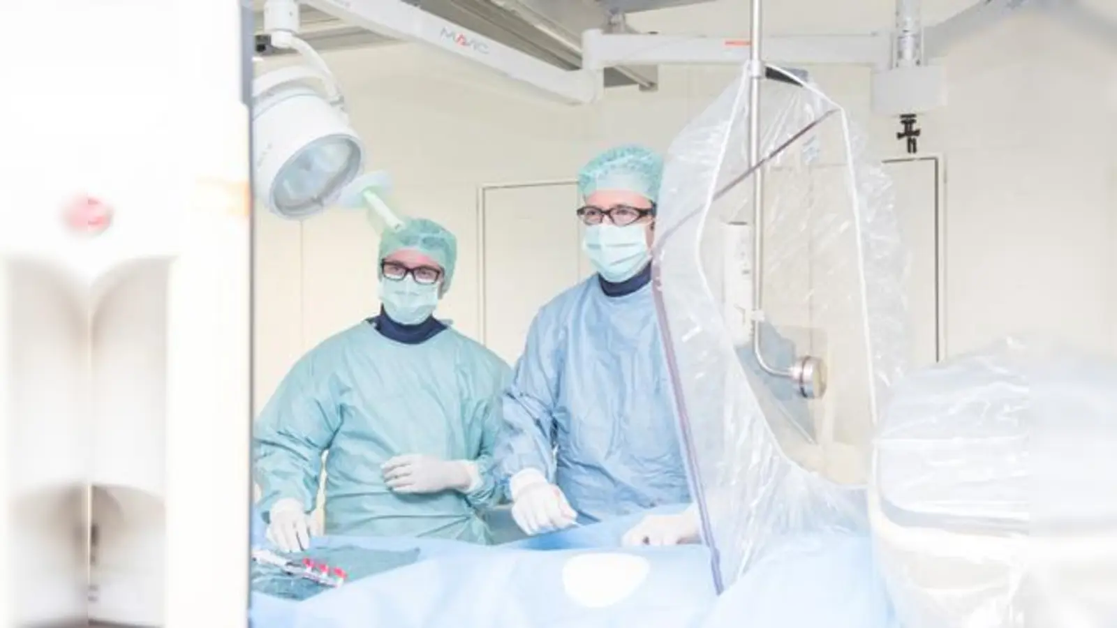 Die Ebersberger Kardiologen Priv.-Doz. Martin Schmidt (rechts) und Priv.-Doz. Björn Krämer bei einer Herzkatheterbehandlung. 	 (Foto: Alexander Zettl)