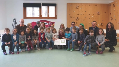 IHK-Vizepräsident und Baywa-Vorstand Klaus Josef Lutz (2.v.r.) freut sich mit Kindern, Elternvertretern, Mitarbeitern und Leiterin Christine Fausch (hintere Reihe 2.v.l.). (Foto: IHK)