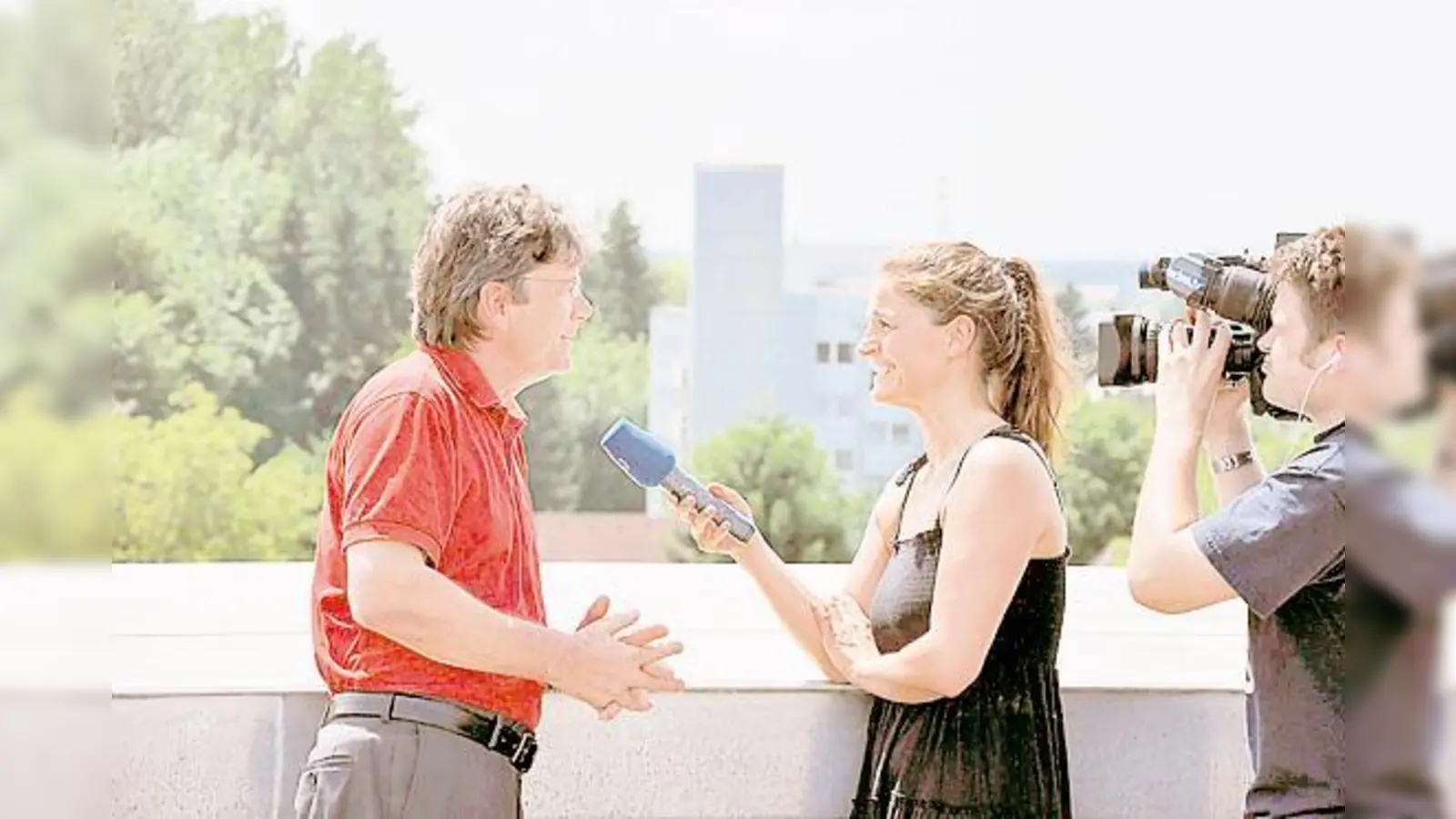 Poings Bürgermeister Albert Hingerl wird von Marion Schieder von München tv auf dem Dach des Rathauses interviewt.	 (Foto: VA)