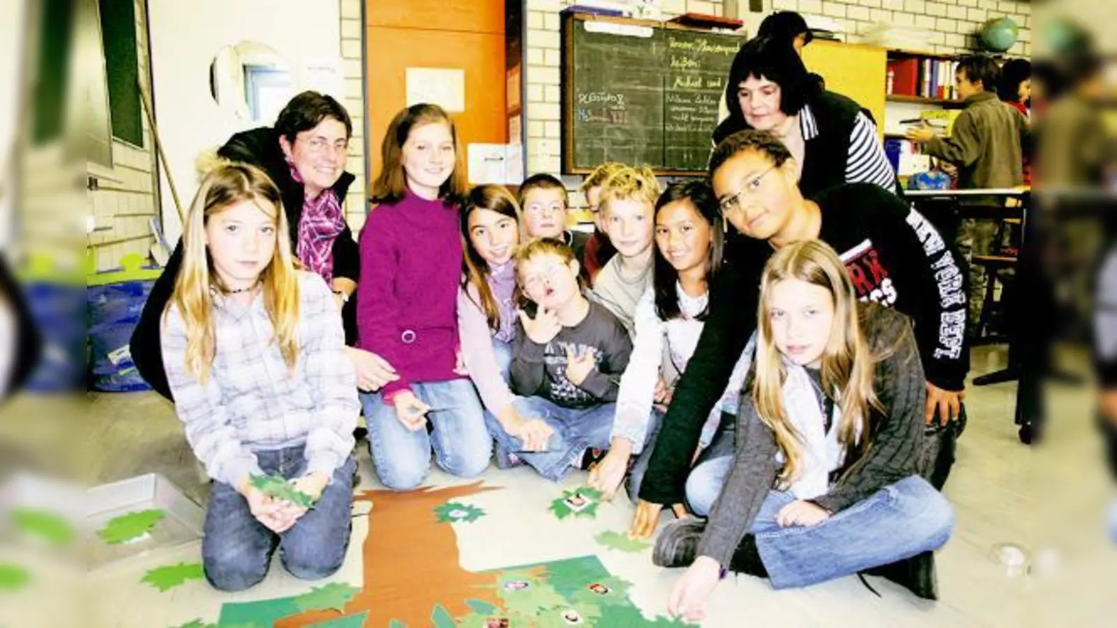 An der Hauptschule Unterschleißheim haben Fünftklässler mit und ohne geistige Behinderung gemeinsam Unterricht. Am »Klassenbaum« aus Papier darf jeder Schüler sein Foto anbringen. 	 (Foto: ko)
