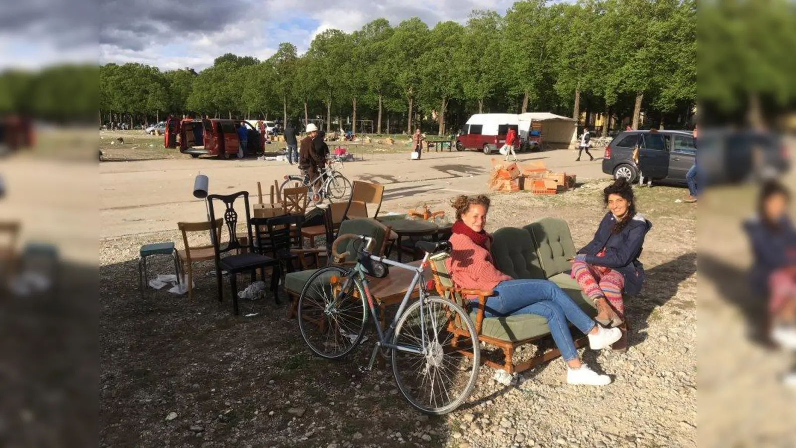 Gloria Vendera und Emine Capartas sind Mitglieder bei Wannda e.V.. Auf dem Bild sieht man sie auf dem Flohmarkt an der Theresienwiese, wo sie Stühle, Sofas, Tische, Bilderrahmen und Bücher vor der Müllpresse retteten. Diese finden im Wannda Circus ein neues Zuhause. (Foto: Heiko Knauer)