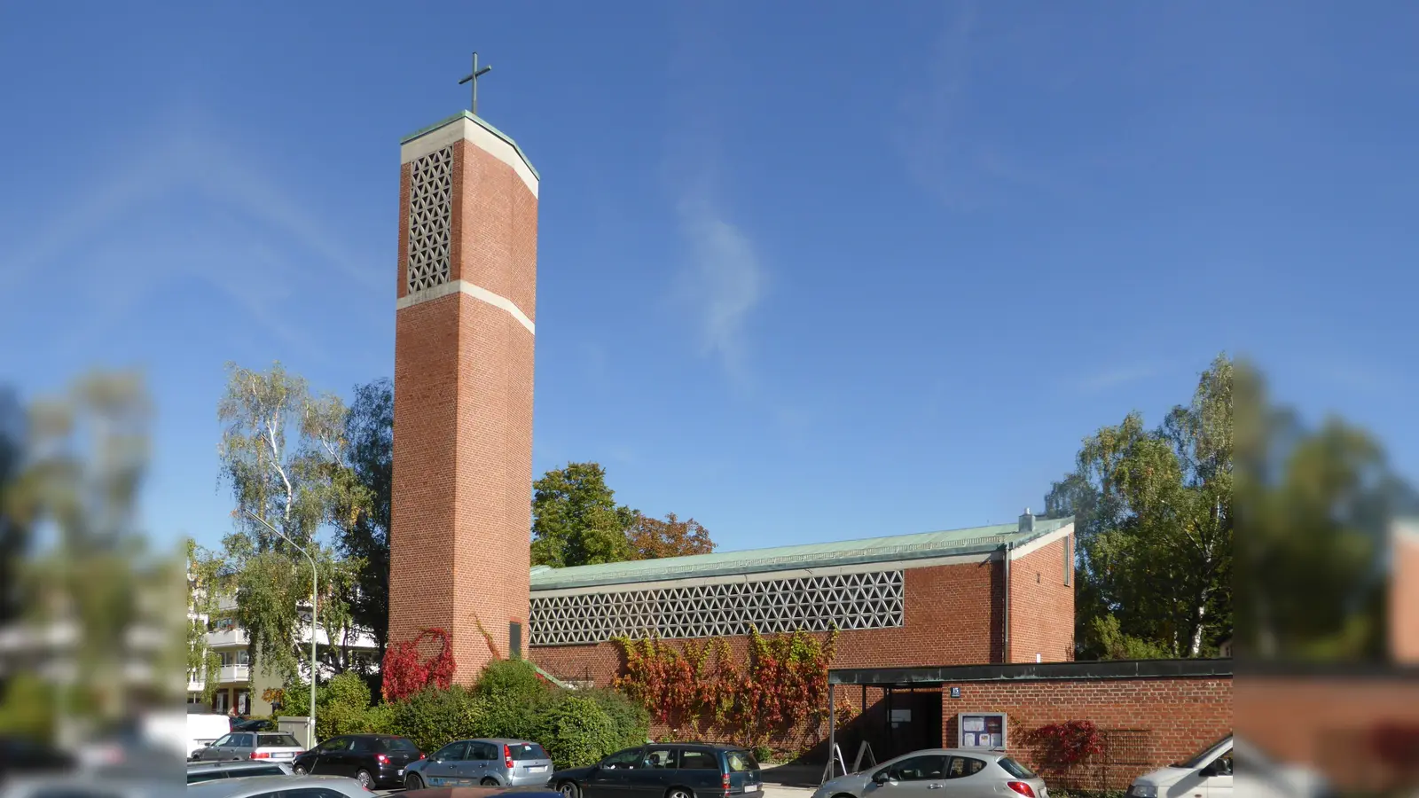 Die Offenbarungskirche (Foto) und die Rogatekirche bilden seit 1. Dezember 2018 die neue evangelische Kirchengemeinde Sophie Scholl. (Foto: Aisano, CC BY-SA 3.0)