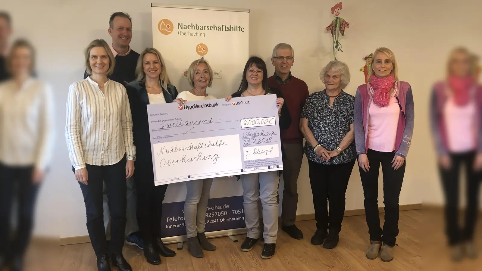 Scheckübergabe an die NbH Oberhaching: (v.li.) Dr. Susanne Otto-Trgo, Adolph Hengge, Susanne Zuleger, Jutta Scharpf (alle LC MKO), mit Sabine Mühlbauer, Manfred Willi, Ruth Frimmer und Sandy Hochmuth. (Foto: LC MKO)