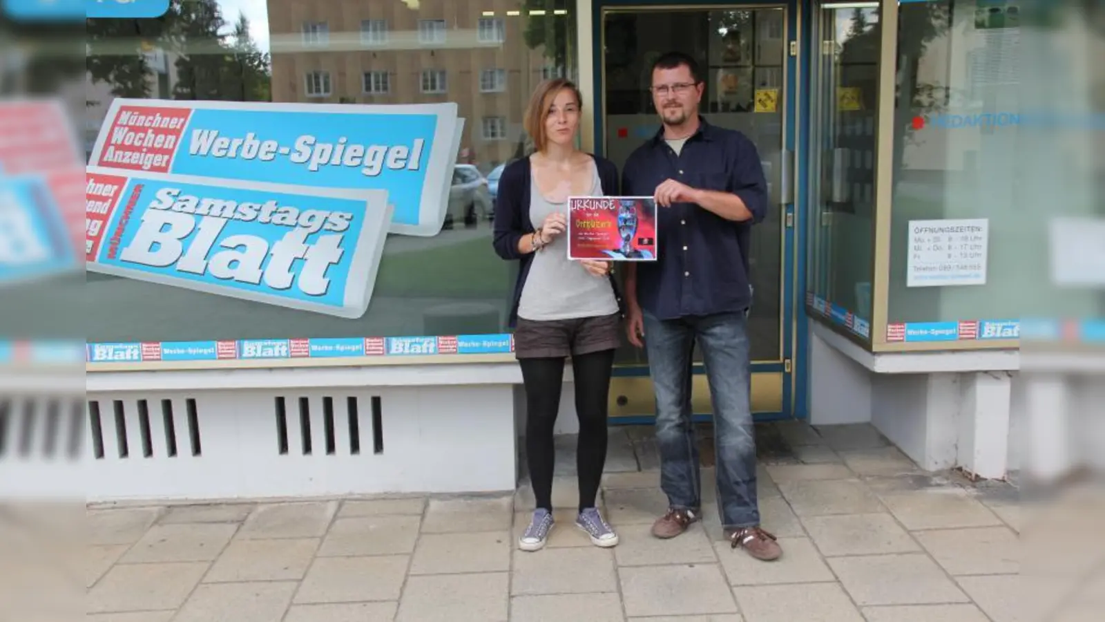 Auch Svenja Lengdobler (l.) - hier mit Vertriebsmitarbeiter Andreas Breitenauer - hatte ein gutes Gespür für die Ergebnisse: dritter Platz unter gut 100 Teilnehmern. (Foto: WSP)