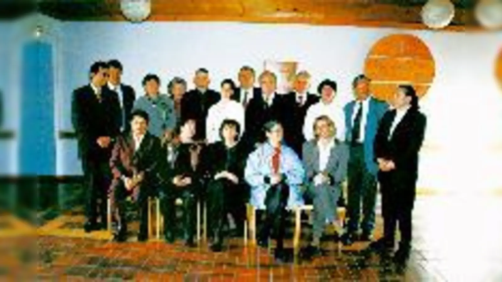 Der Kirchenvorstand in Unterschleißheim mit Pfarrerin Karin Kittlang (re.) und Pfarrer Christian Weigl (li.)  hier bei der Einführung im Jahr 2000  kämpft um seine Stellen.	 (Foto: Kirchengemeinde)