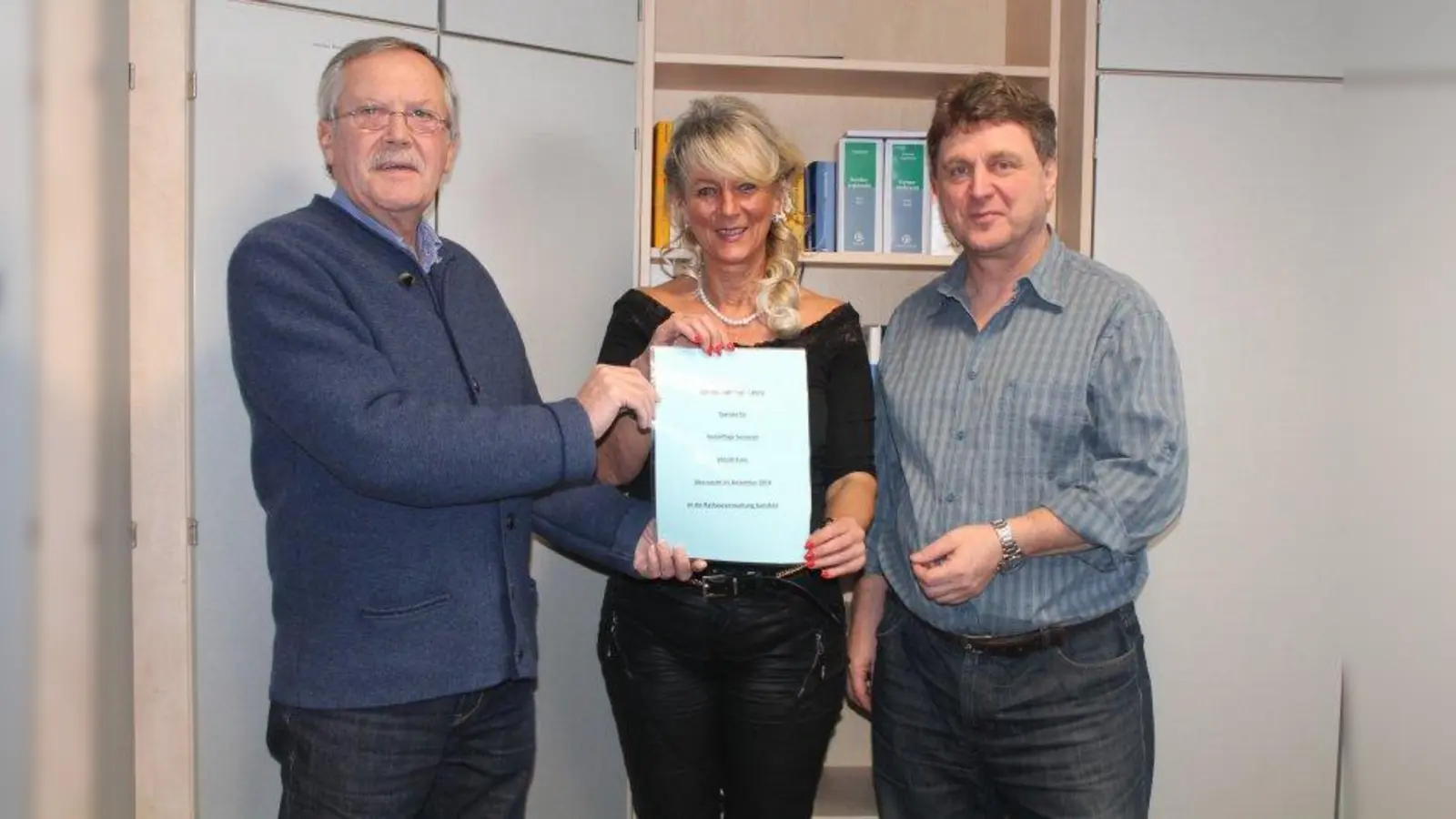 Helmut Schuh (links) übergab den Scheck an Evelyn Alteneder und Alfred Giesinger. (Foto: KA)