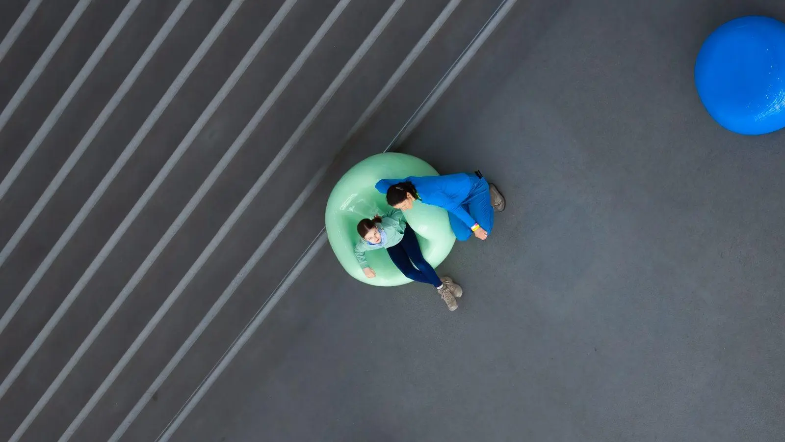 „Blau und Grün” - so hat Ulrich Fischer dieses Foto von Museumsgästen benannt. (Foto: Ulrich Fischer )