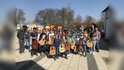 Große Runde vor dem großen Auftritt: Die Teilnehmer der Gitarren-Workshops spielen am 31. März vor hoffentlich großem Publikum. (Foto: VA)