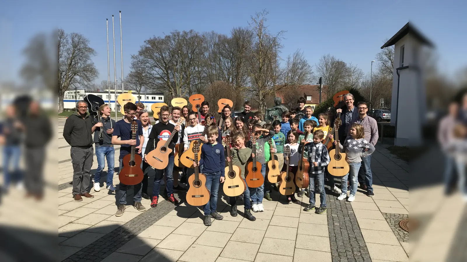 Große Runde vor dem großen Auftritt: Die Teilnehmer der Gitarren-Workshops spielen am 31. März vor hoffentlich großem Publikum. (Foto: VA)