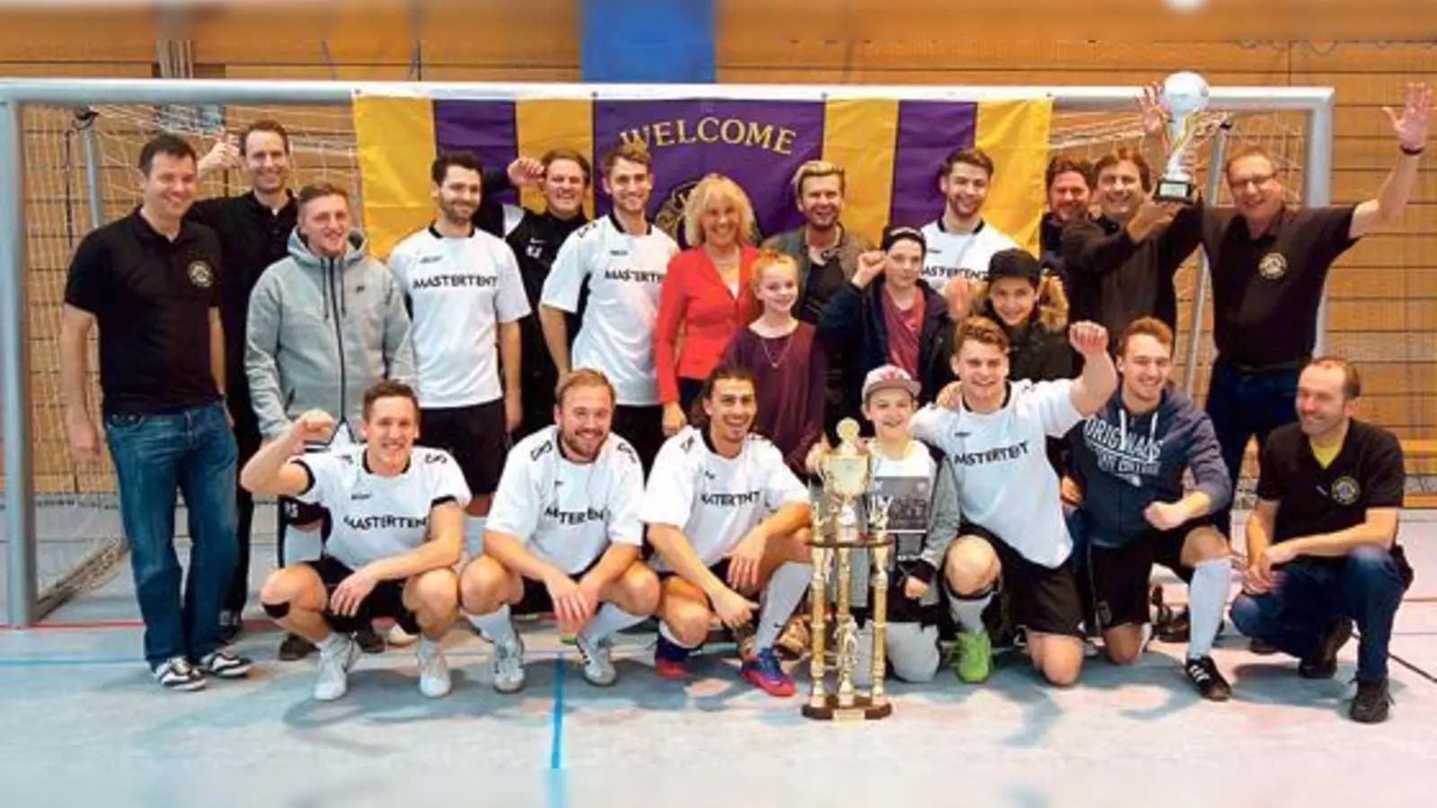 Das Siegerteam von Master Tent mit der Ersten Bürgermeisterin Gabriele Müller (hintere Reihe, 7. v. links), Andi Görlitz (hintere Reihe, 8. v. links) und Lions-Mitgliedern.	 (Foto: VA)