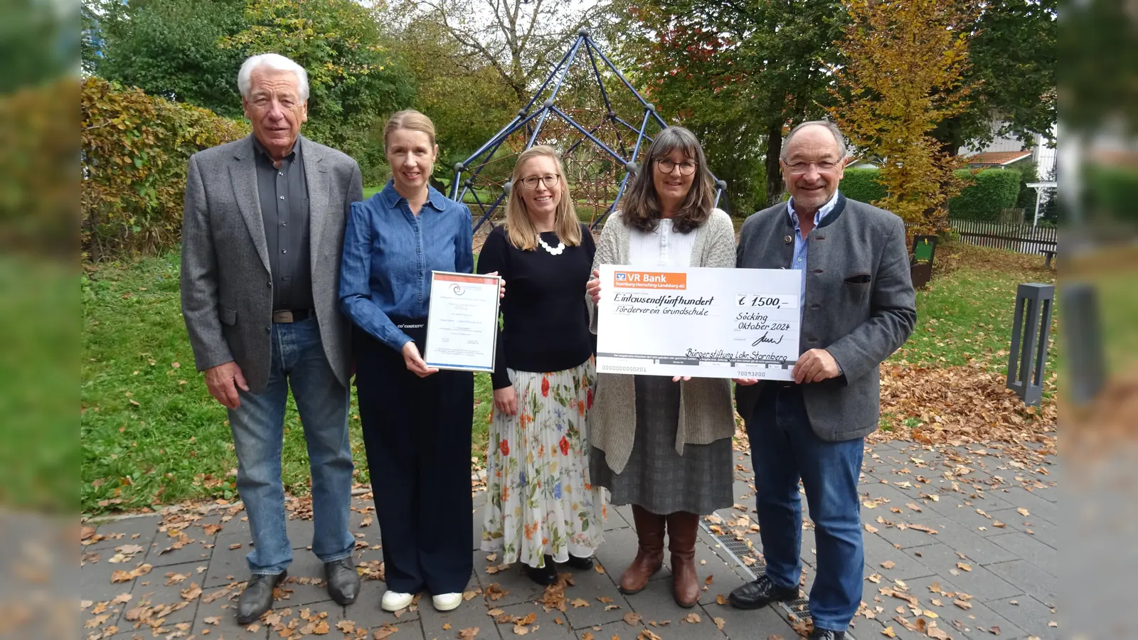 Gustav Huber (Geschäftsführer Bürgerstiftung) (links) und Karl Roth (Vorsitzender Bürgerstiftung) überreichten (von links) Sonja Neuerer (Vorsitzende Förderverein Grundschule Söcking), Sabrina Metcalfe (stv. Elternbeiratsvorsitzende) und Petra Fromm-Preischl (Rektorin) den symbolischen Scheck. (Foto: red)
