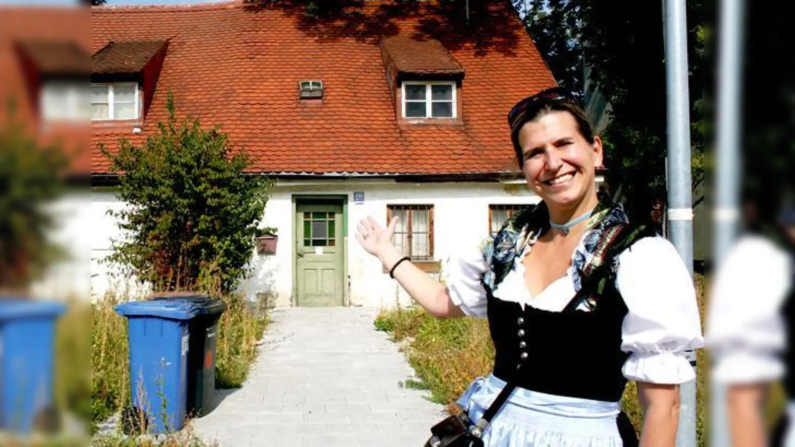 Julia Schönfeld-Knor zeigt schräg gegenüber der alten Moosacher St.-Martins-Kirche ein an der Pelkovenstraße 79 historisches Anwesen.	 (Foto: ws)