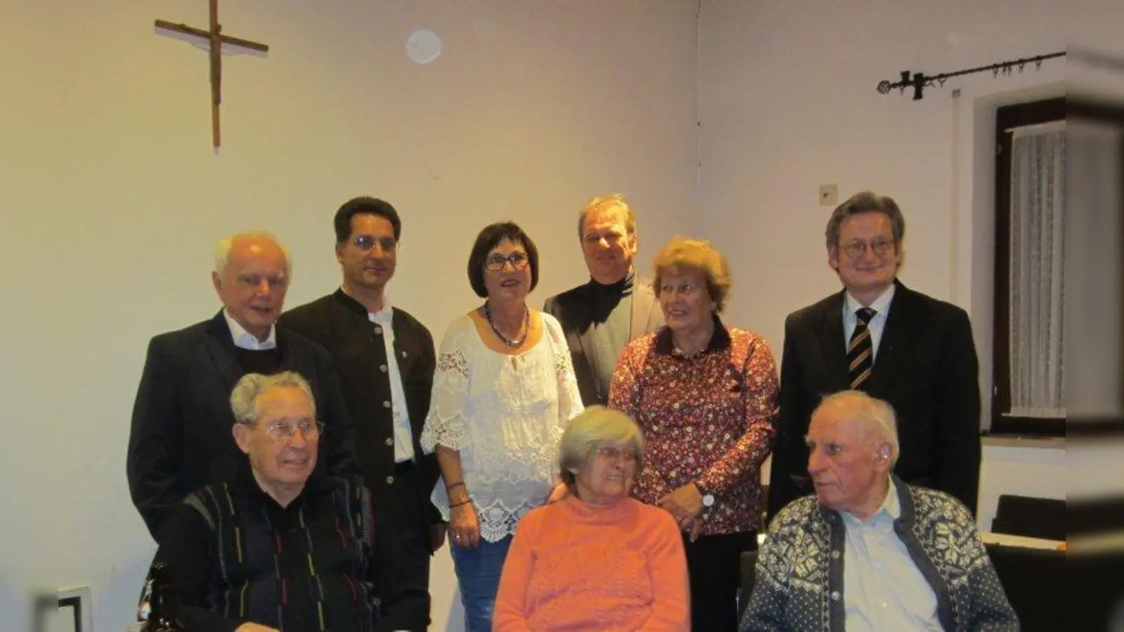 Freuten sich, dass die Kolpingfamilie in Feldafing seit 40 Jahren Bestand hat: Von links nach rechts. Sitzend: Johannes Hombach, Käthe Hombach, Peter Schubert. Stehend: Diakon Manfred Mahr, Andreas Hollwich, Hildegard Schröder, Bürgermeister Bernhard Sontheim, Maria Engelhardt, und Pfarrer Leander Mikschl. (Foto: Kolpingfamilie Feldafing)