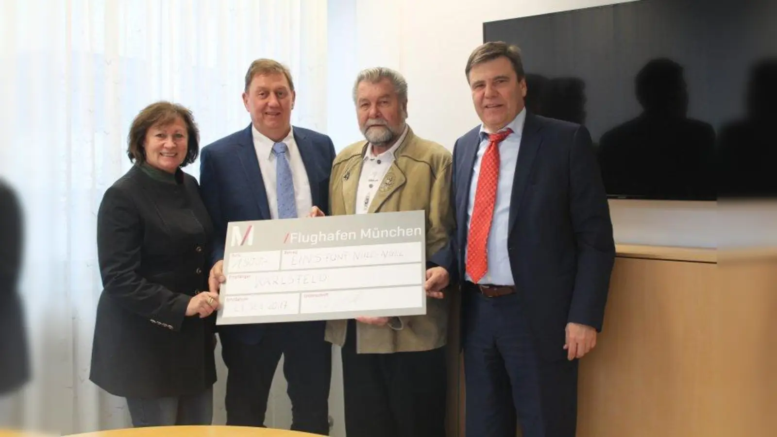 Scheckübergabe im Rathaus (v.l.): Christa Berger-Stögbauer (Festreferentin), Josef Rankl (Flughafen München) Gerhard Proske (Vorstand der Siedlergemeinschaft Karlsfeld-Nord) und Bürgermeister Stefan Kolbe. (Foto: KA)
